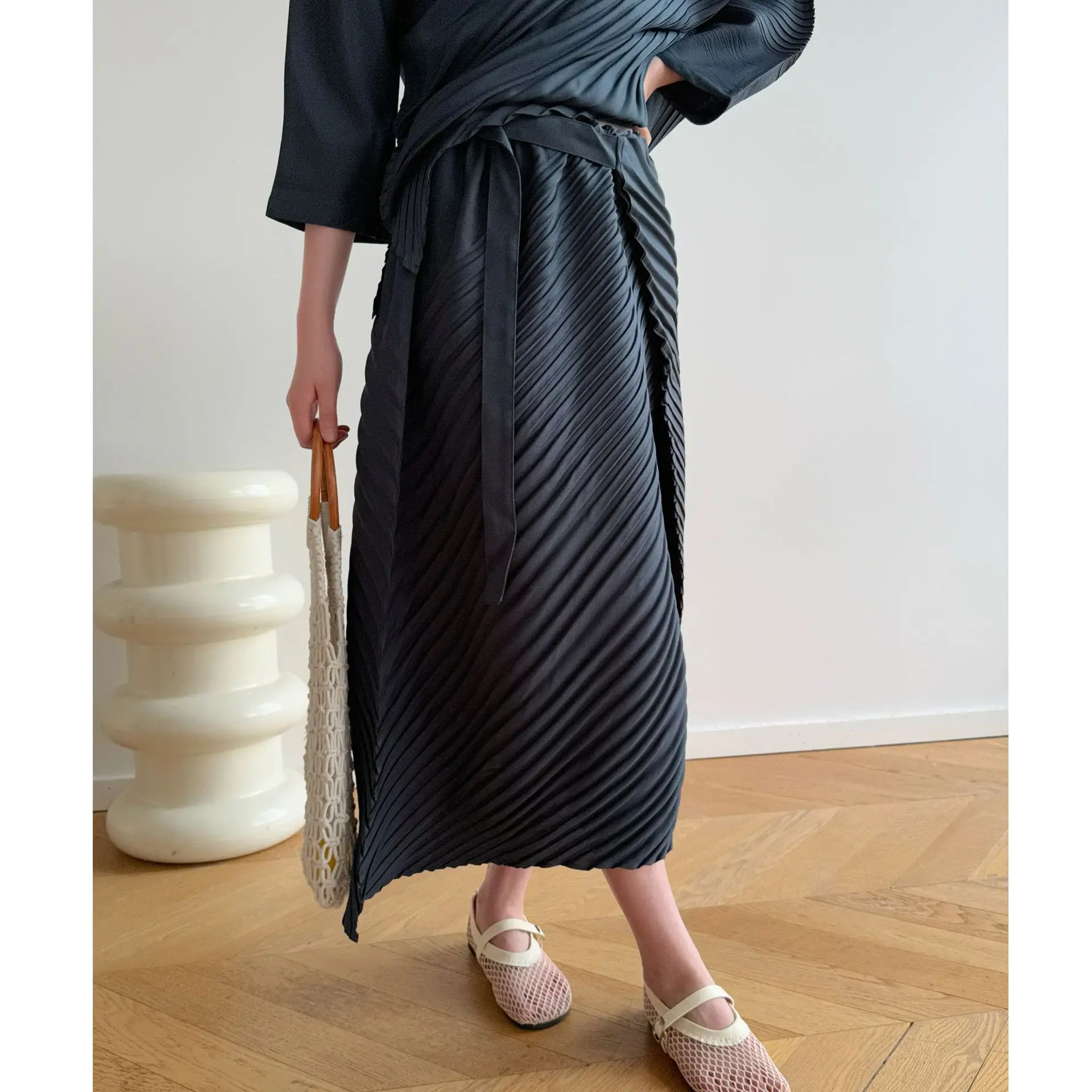 Damska plisowana spódnica midi w kolorze królewskiego błękitu z wysokim stanem, plisowana, z elastycznego materiału, elegancka, codzienna, do noszenia w biurze, na wiosnę i lato.