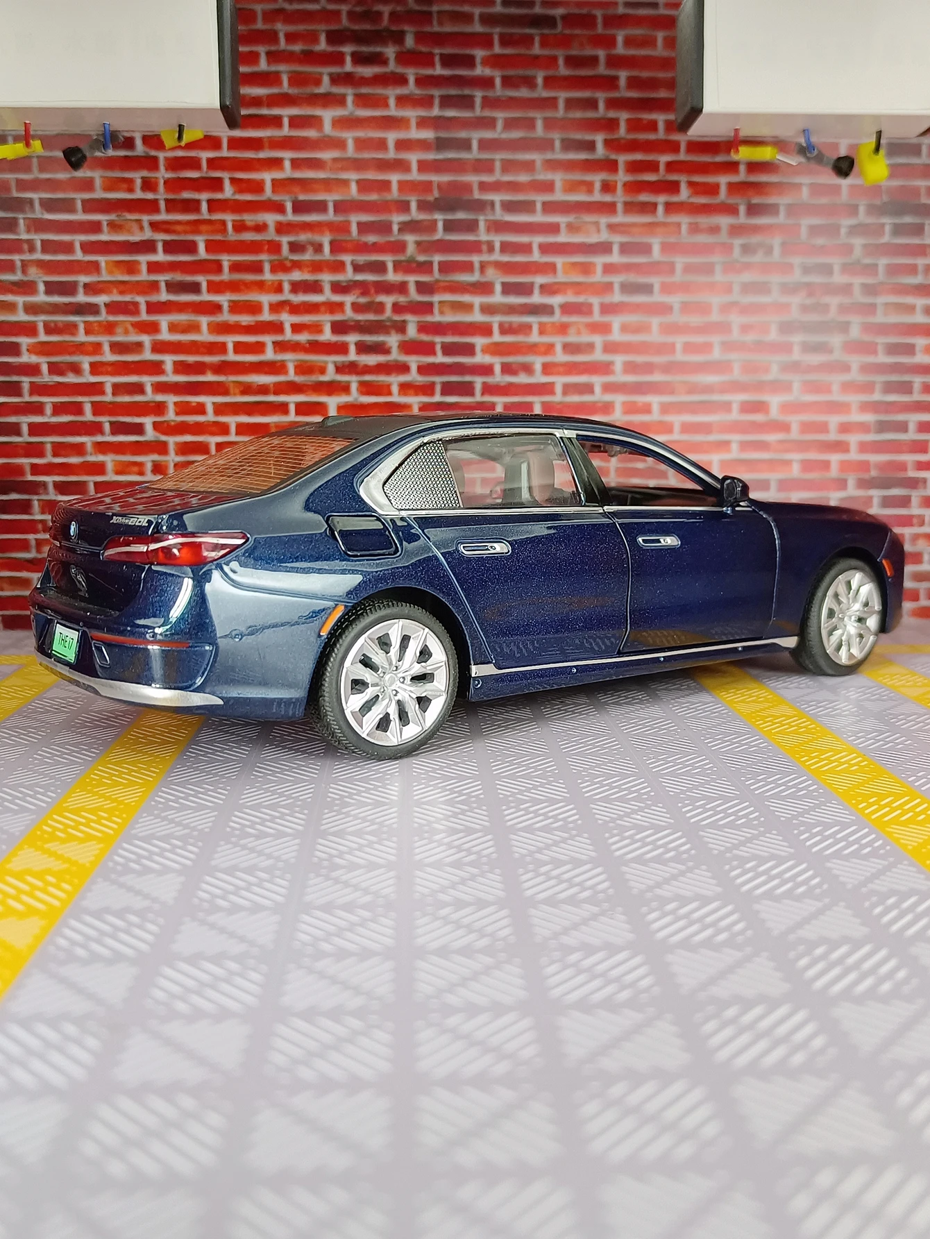 CCA 1:24 simulation BMW i7 G70 Alloy Car Model, doors and engine hood, trunk can be opened has simulated sound and lighting - view 4