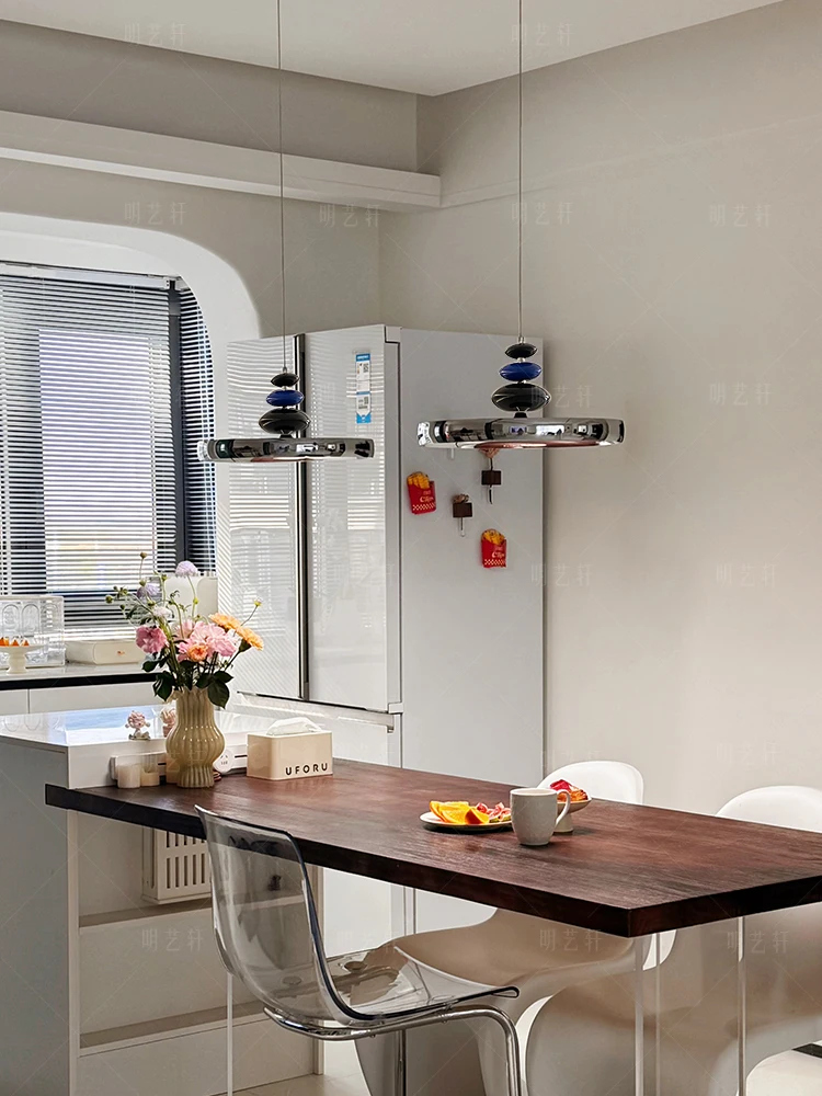 

Restaurant chandelier double-headed M bean flying saucer lamp medieval cream style dining table