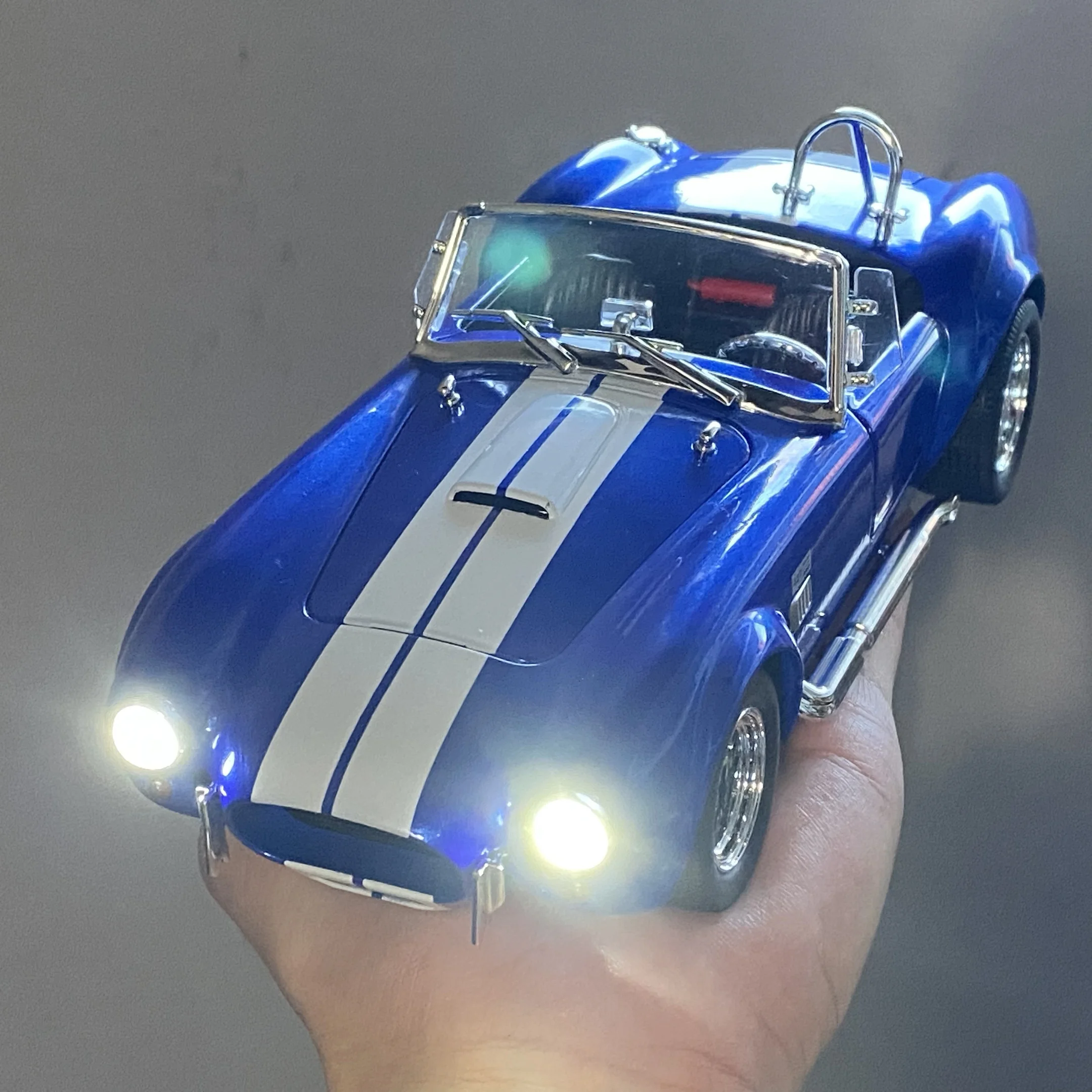 1:24 فورد شيلبي كوبرا 427 رودستر 1965 S/C سبيكة يموت الصب نموذج كلاسيكي سيارة عتيقة الصوت والضوء عيد ميلاد ألعاب أطفال سيارات