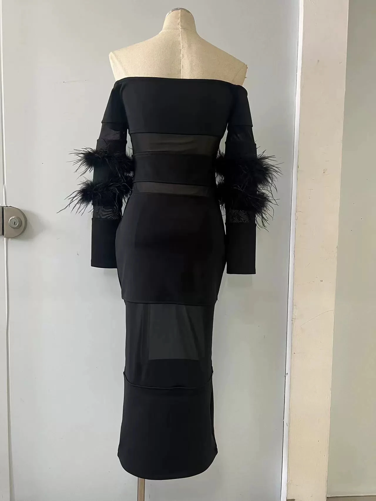 فستان نسائي جديد بأكمام طويلة 2025 من الريش الشبكي بكتف واحد مثير بأشرطة ضيقة-GZXX1078