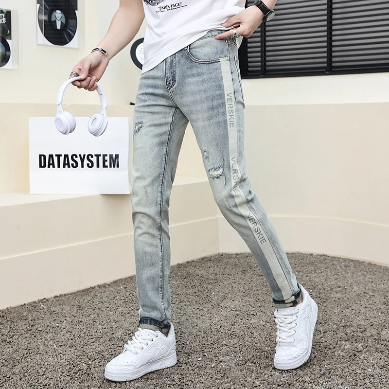 Jeans magro estampado azul claro masculino, calça elástica de alta qualidade, ajuste justo, design de buraco quebrado, moda nova, 2024