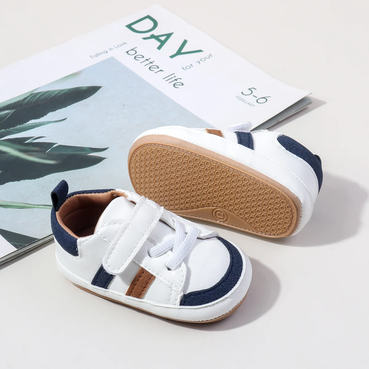 أحذية أطفال جديدة للربيع والخريف موضة كلاسيكية بيضاء من البولي يوريثان أحذية رياضية عالية الجودة نعل ناعم مريح أحذية مشي غير رسمية