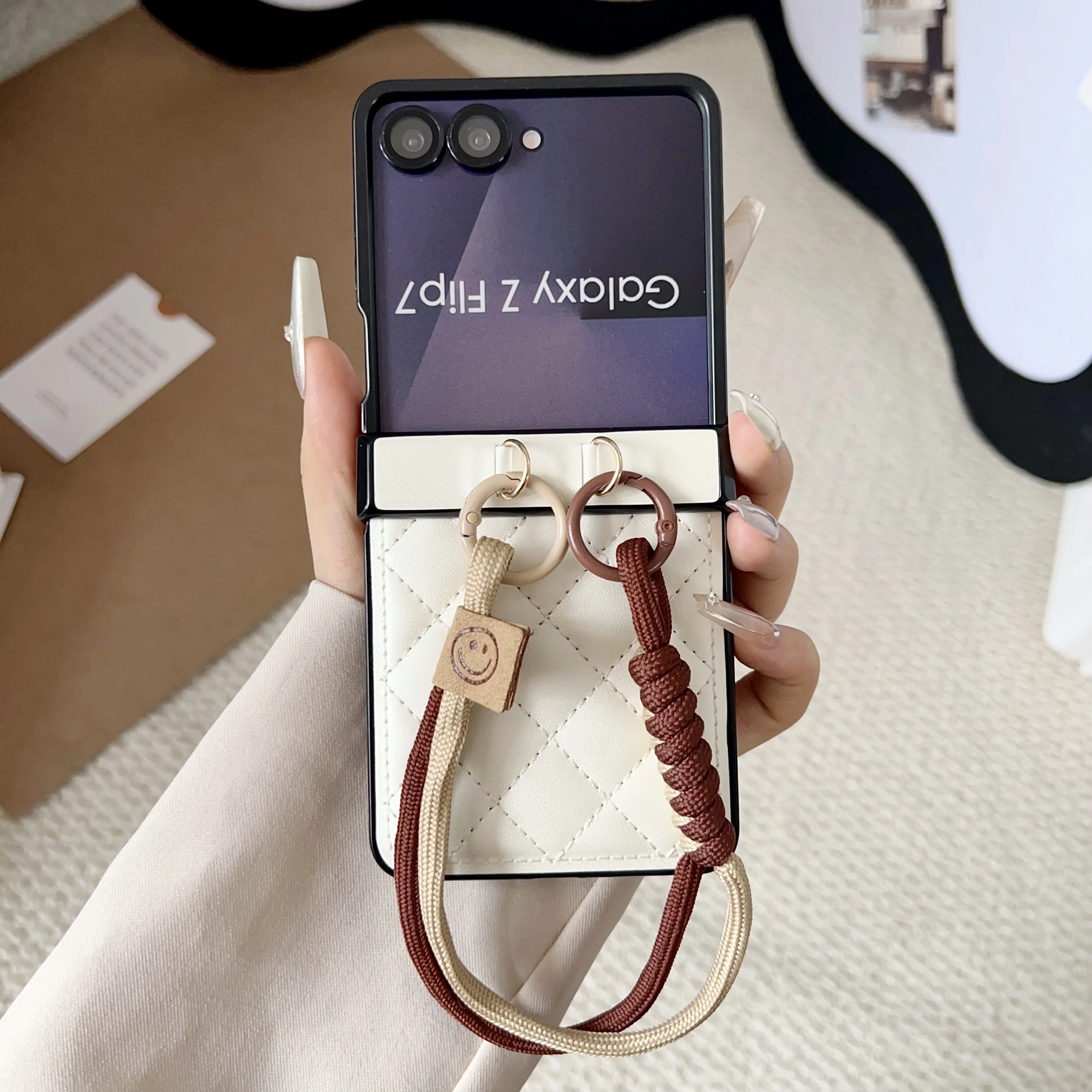 Rhombus Retro Handgelenkschlaufe PU-Leder Handyhülle für Samsung Galaxy Flip 7 FE 6 5 4 3 Flip7 stoßfeste Scharnierabdeckung – Detail 6
