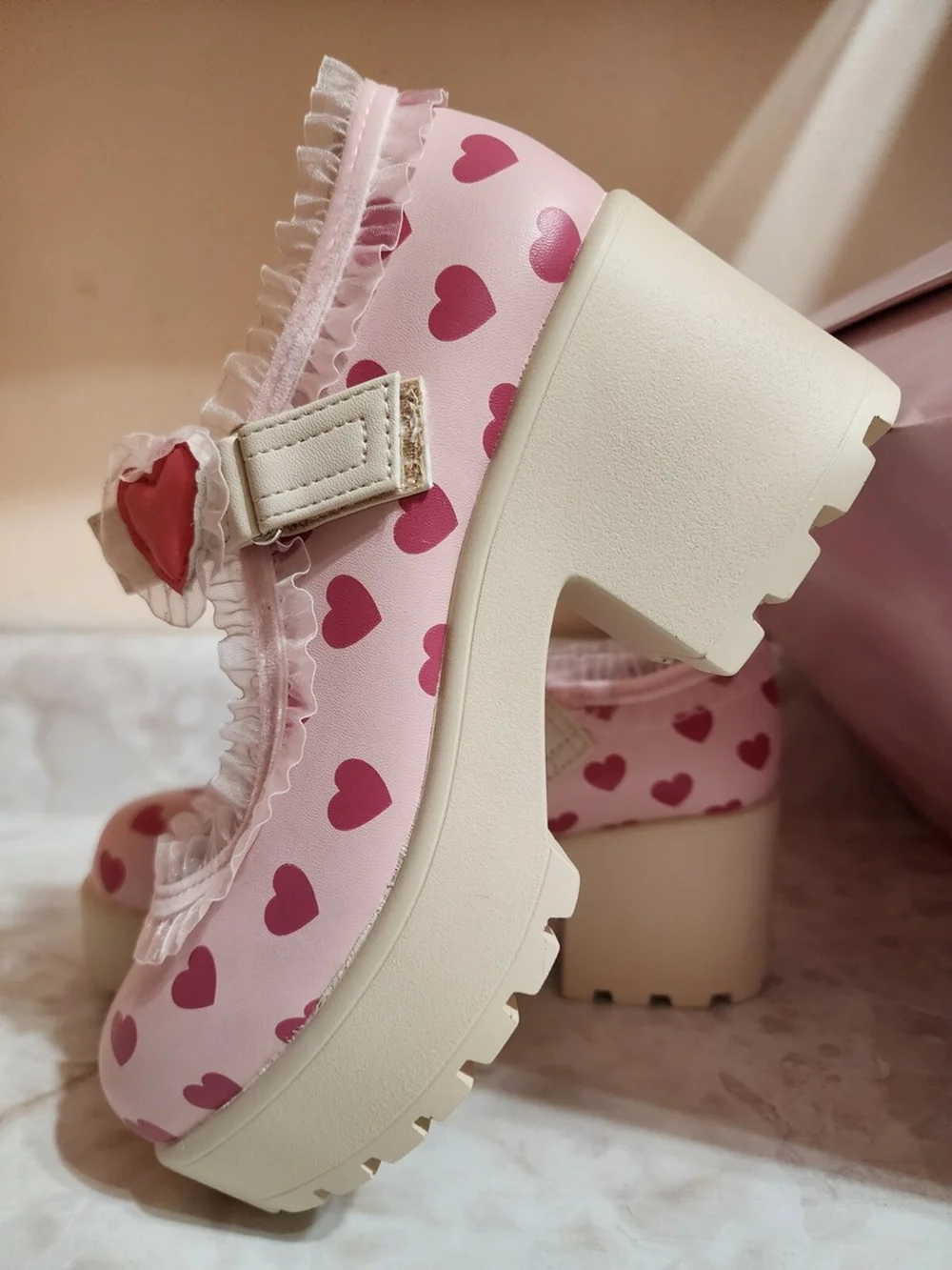 Zapatos de tacón estilo Lolita dulce, color rosa pastel, con estampado de corazones, hebilla de corazón, ribete de encaje, plataforma gruesa, tacón de bloque y punta redonda.
