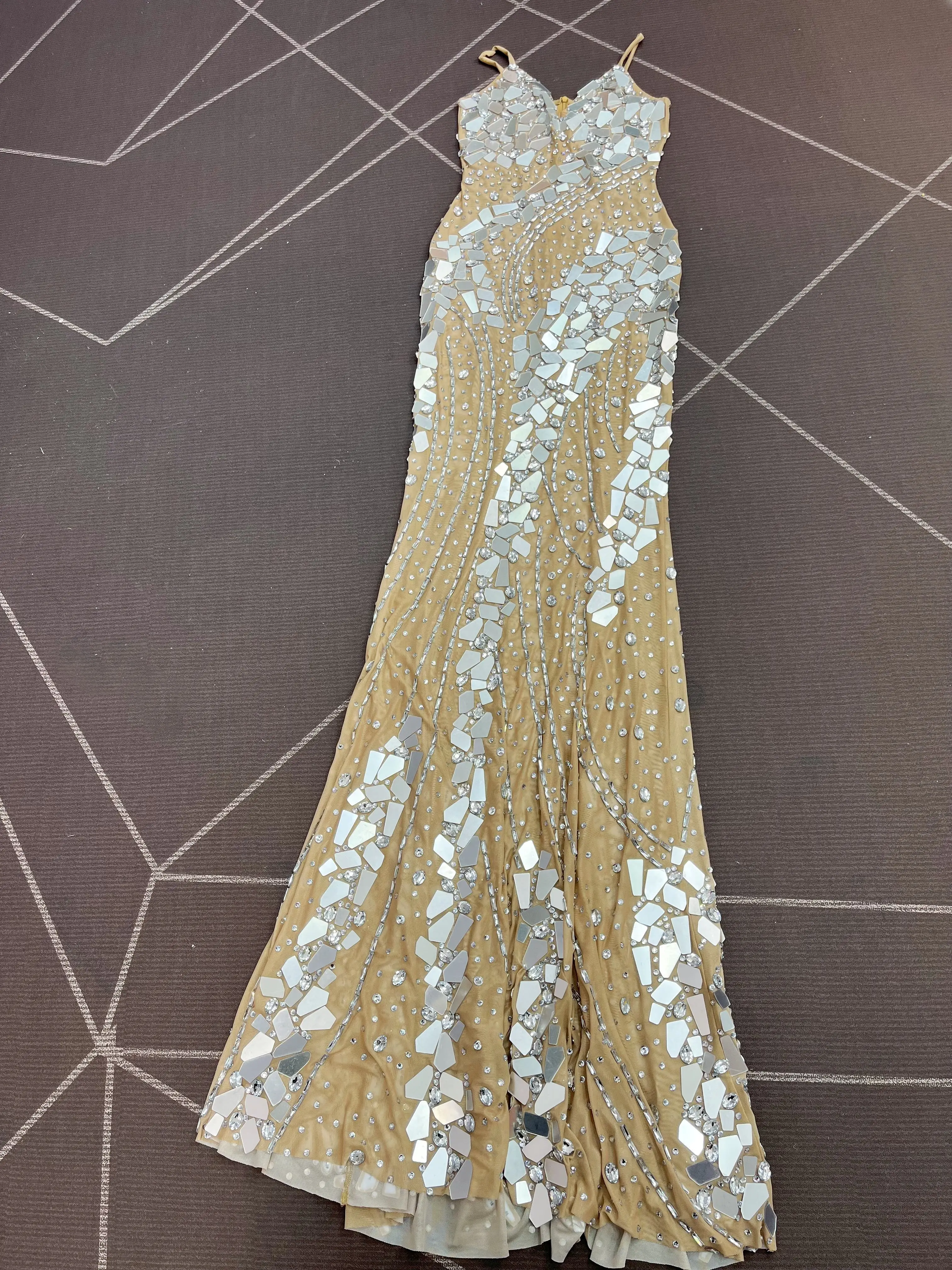 Espejos plateados parpadeantes de alta gama, tirantes de diamantes de imitación, vestido de cola, vestido de fiesta de noche, alfombra roja, traje de escenario para espectáculo Jinyinpian