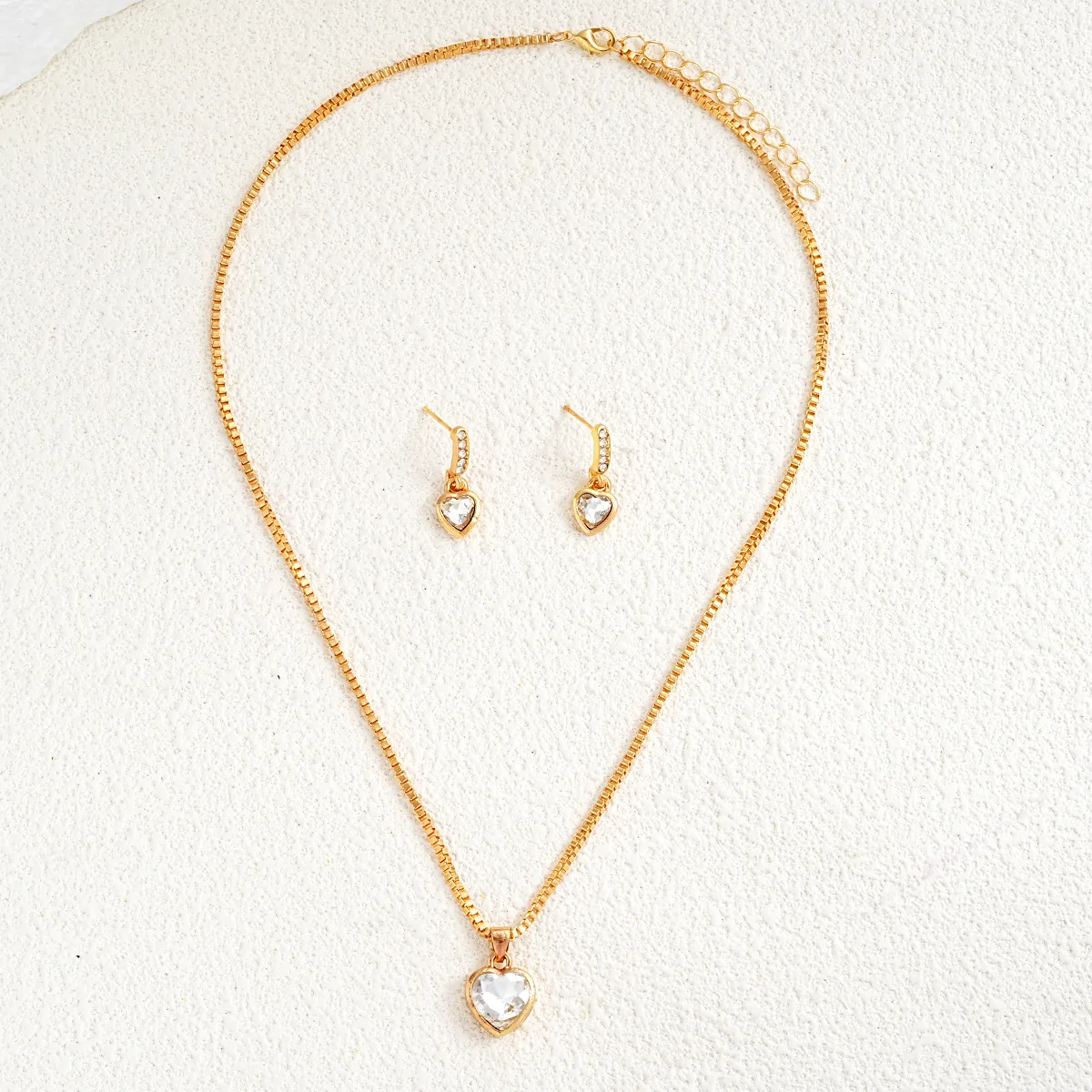Trendiges Schmuckset mit Kristallherzanhängern für Damen, bestehend aus Ohrringen und einer Halskette, schlicht und zart, ideal für den täglichen Gebrauch und als Accessoire für Partys. – Detail 5