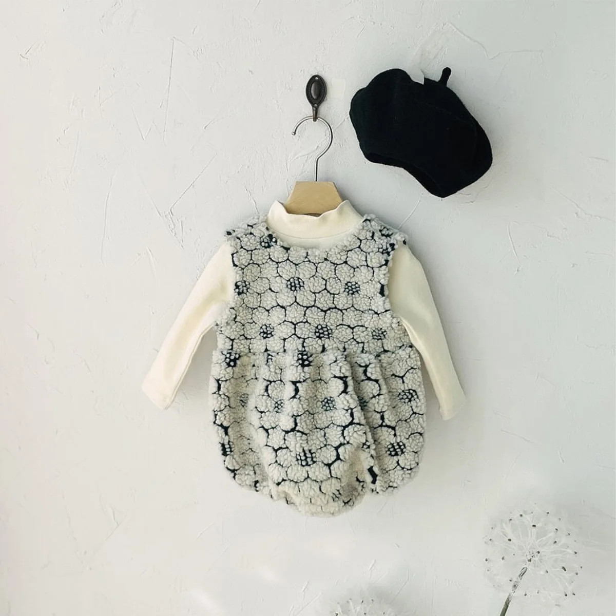 

2025 Winter New Baby Plus Velvet Thick Sleeveless Bodysuit Infant Girl Flower Fleece Jumpsuit Newborn Toddler Warm Clothes 0-24M