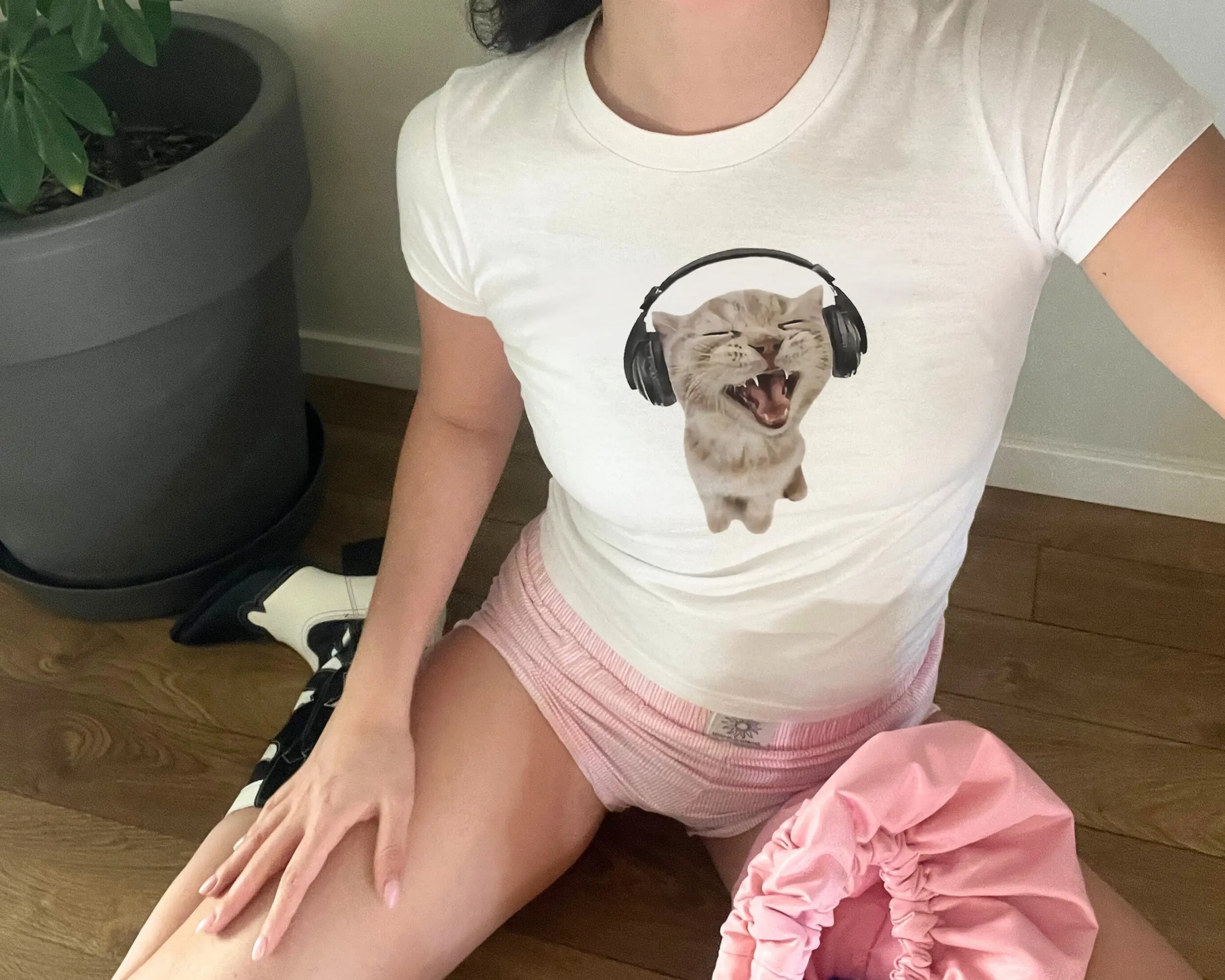 Y2K Headphones Cat 90s Kitten Baby Tee Silly Cat Meme Shirt, Cat with Headphones Trendy Top Pinterest Aesthetic