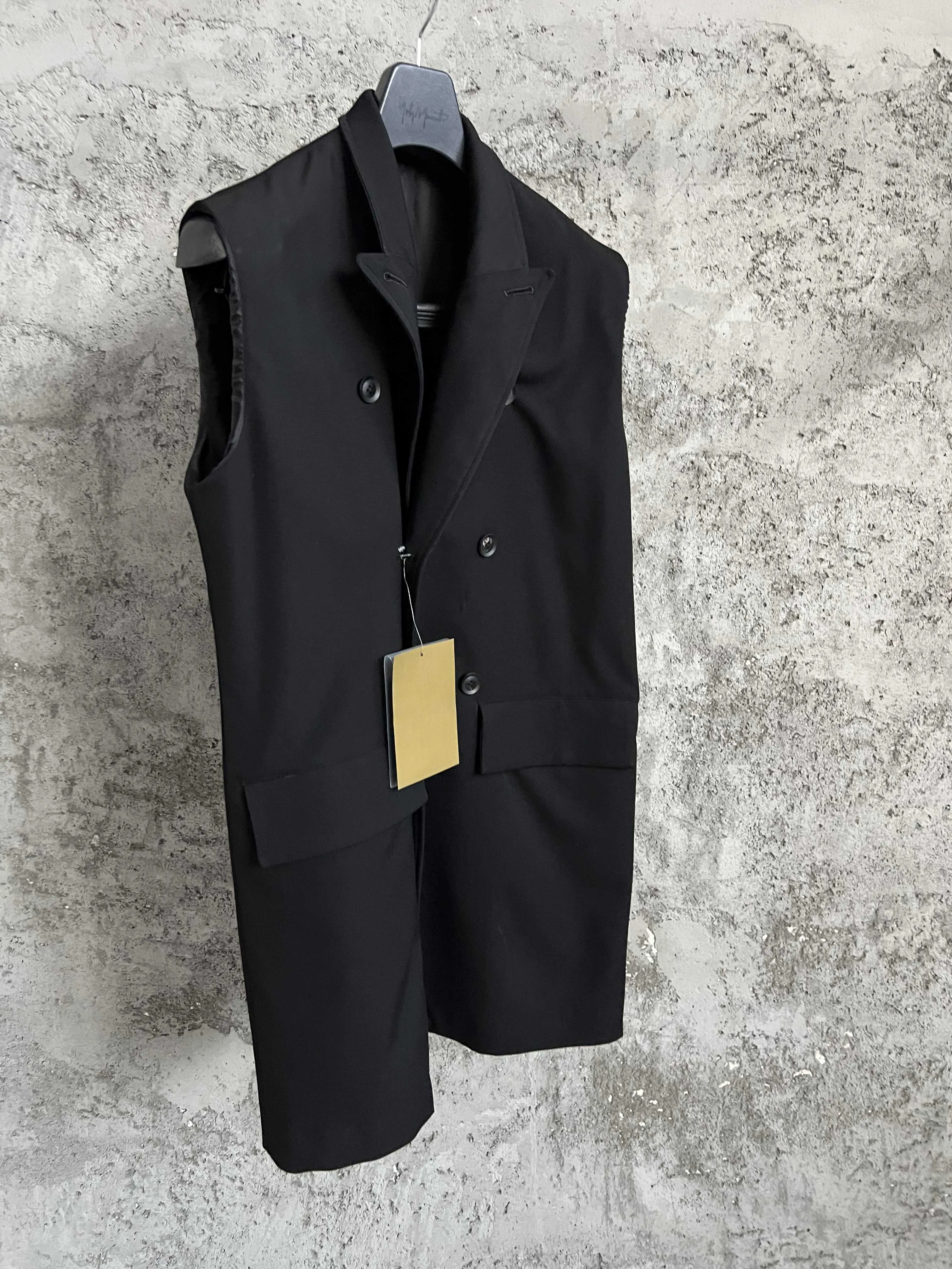 حاشية غير متناظرة، تصميم بصدر واحد، جيب كبير، صدرية، بدلة سوداء، ياقة، بلا أكمام #3