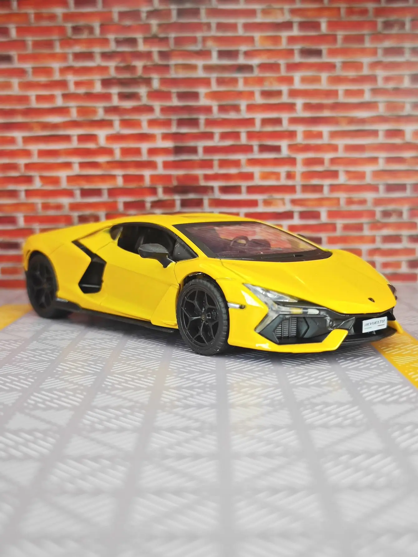 1: 32 لامبورغيني ريفولتو سبيكة سيارة خارقة نموذج الحلي جمع الباب يمكن فتح سيارة لعبة قابلة للسحب بصري صوتي للأطفال