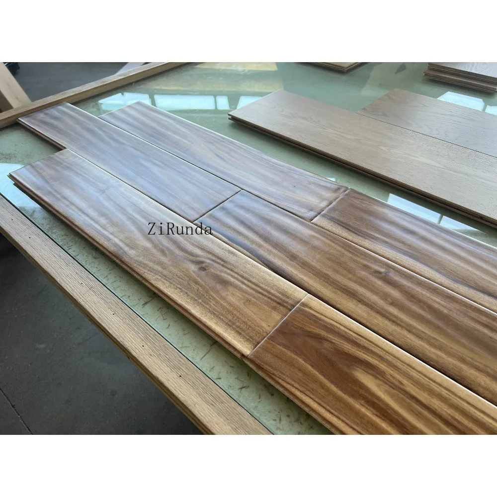 Maßgeschneiderte Version: 8-mm-Bodenbelag aus warmer, gebürsteter Eiche aus mehrschichtigem Holz