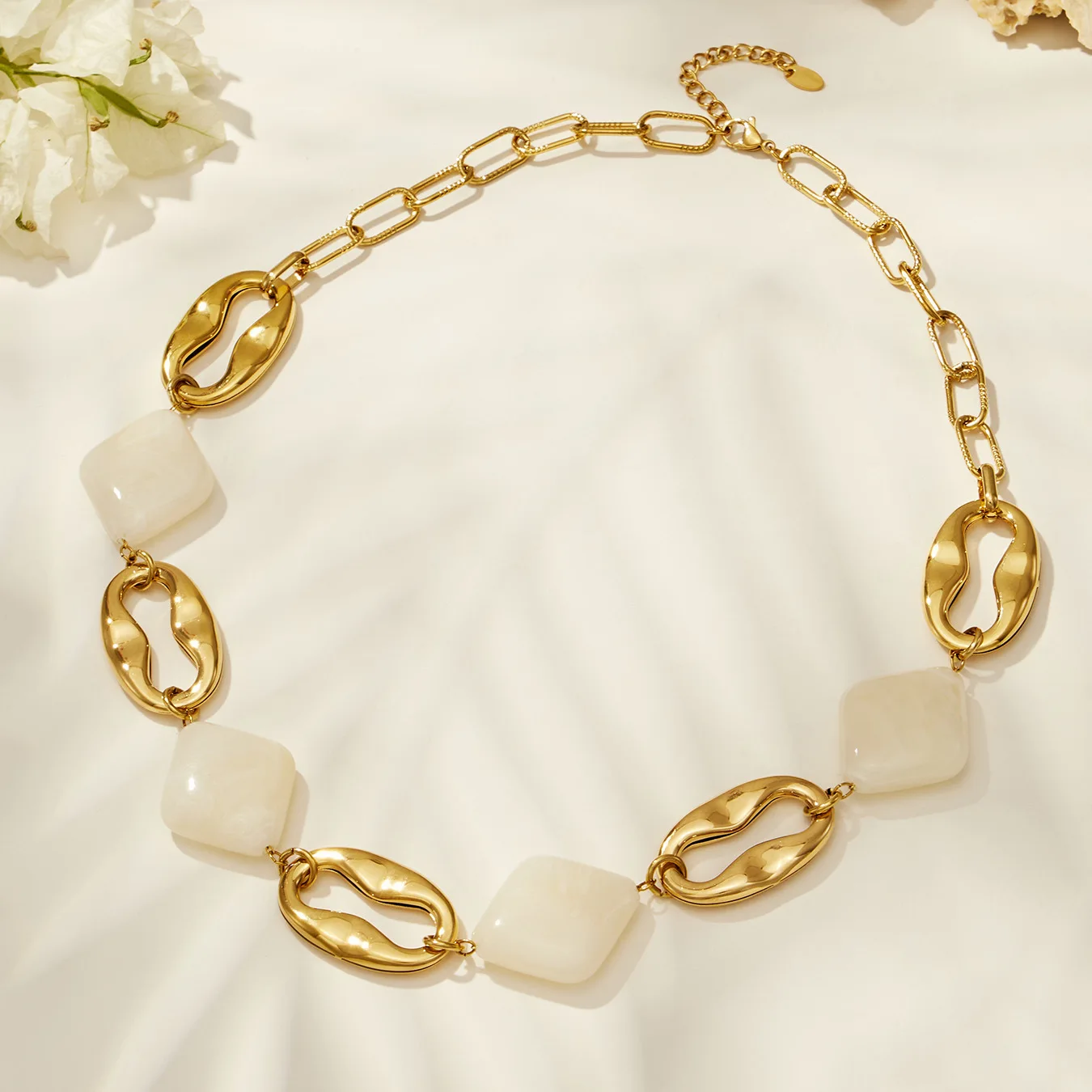 Chunky Link Choker Halskette 18k Vergoldete Edelstahl-Halskette mit Harz-Verzierungen und Ovaler Hohler Kette, Statement-Kragen-Halskette – Detail 10