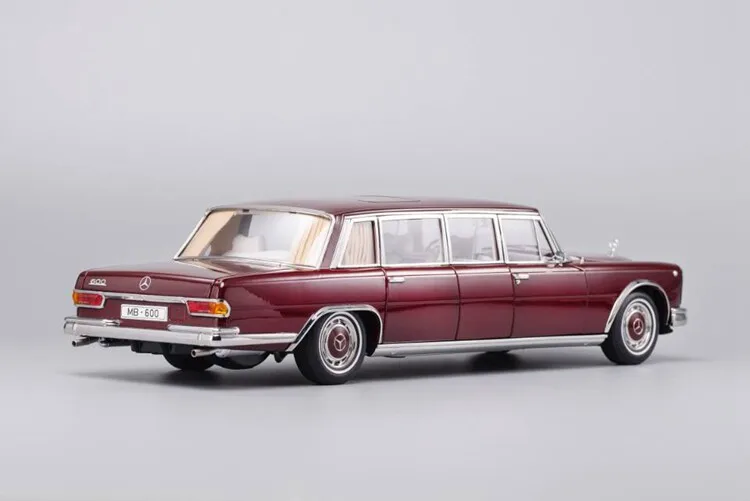 Diecast Kengfai 1:18 Scale Benz MB 600 Full-opening Alloy Car Model