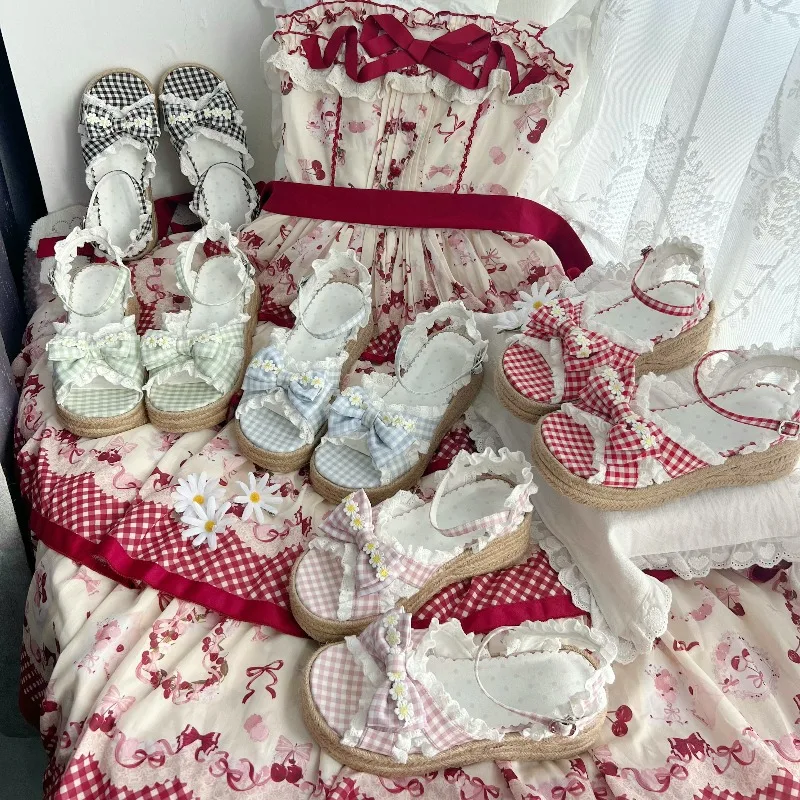 Sandalias de plataforma estilo Sweet Lolita para mujer, con estampado de cuadros rosa, lazo, volantes y detalles de encaje, tipo alpargata con cuña, ideales para cosplay, un calzado de verano adorable.
