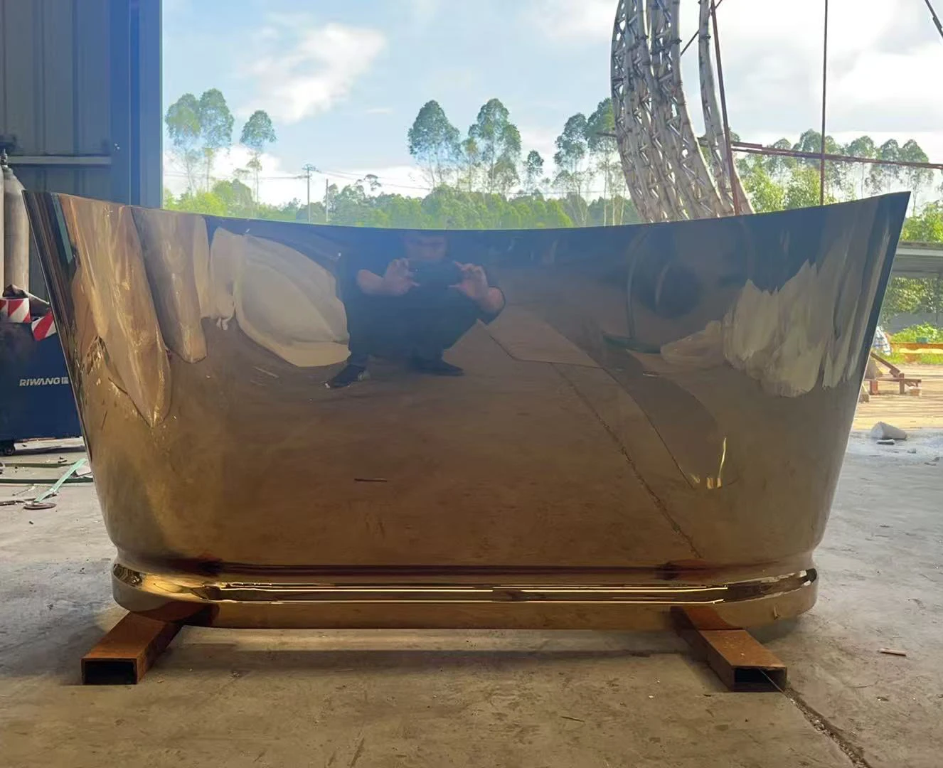 Luxury Eco-Friendly Freestanding Cast Iron Soaking Bathtub Traditional Design Villas Drainer Accessory