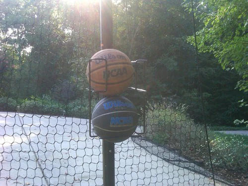 壁掛け式スポーツボール収納ホルダー（バスケットボール、サッカー、バレーボール、ラケット用）