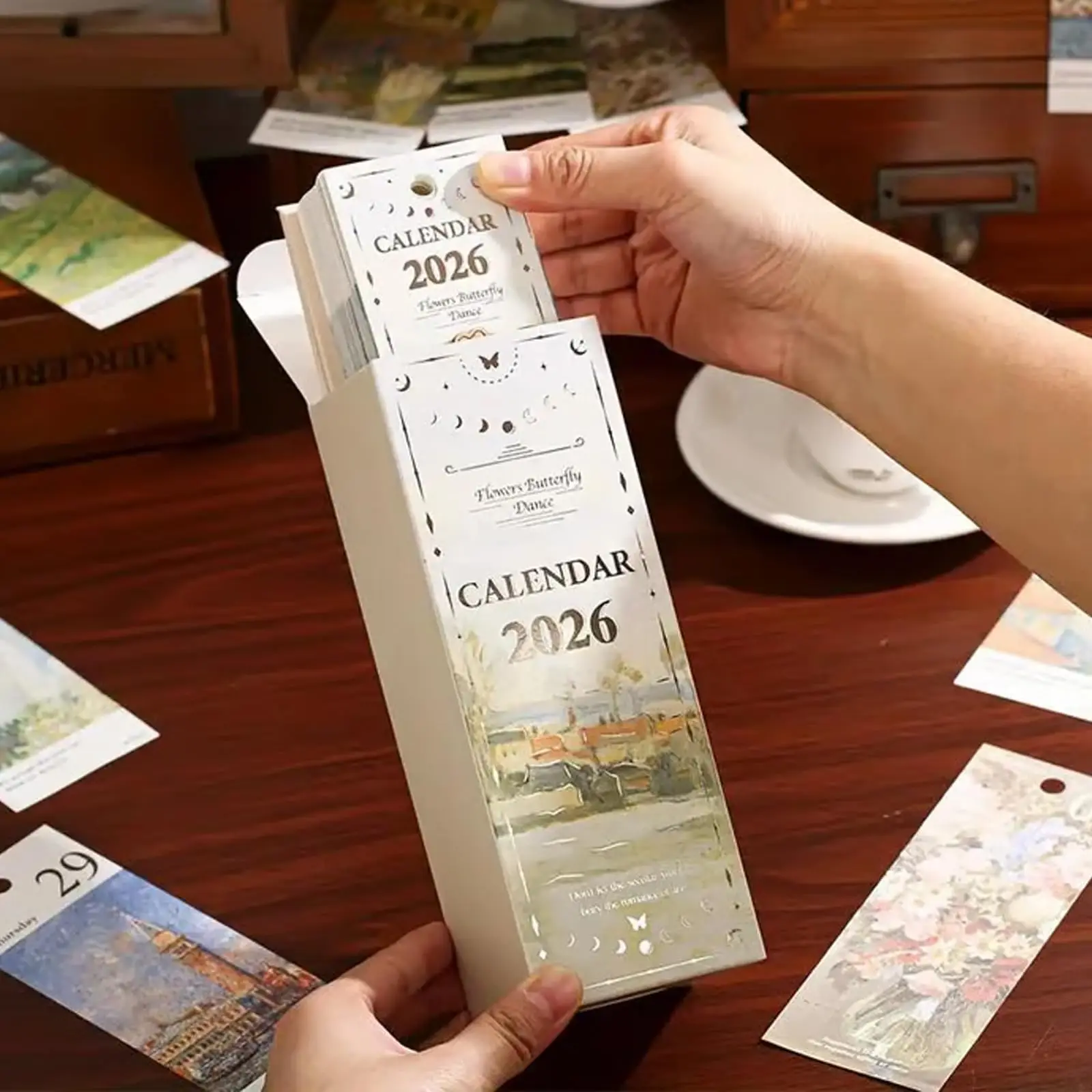 Calendrier à rabat avec peinture à l'huile Vintage, avec pendentif papillon, organisateur de bureau élégant pour la maison, le bureau, cadeaux debout, 2026