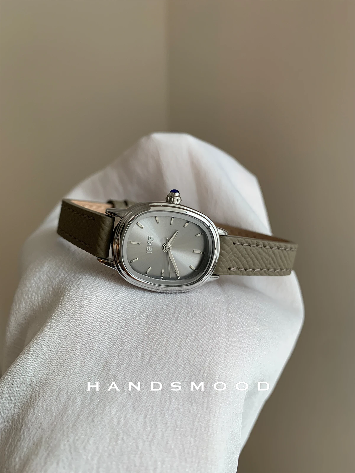 ساعة يد نسائية جديدة ساعة جلدية أنيقة ومتعددة الاستخدامات مع قرص بيضاوي رمادي مثالية لكل من المناسبات غير الرسمية والمهنية #2