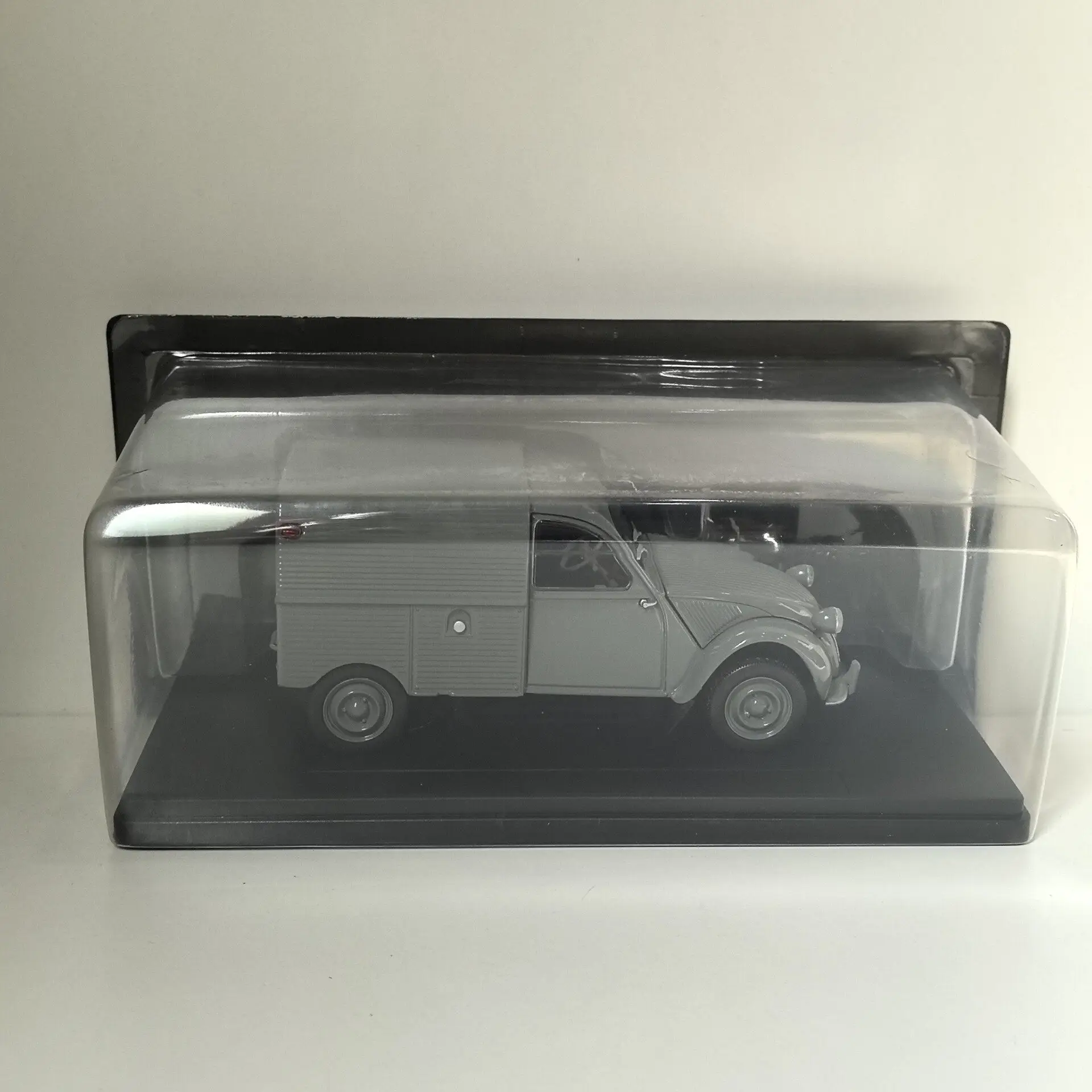 

Масштабная модель автомобиля IXO 1/24 CITROEN 2CV 65 из литого металла
