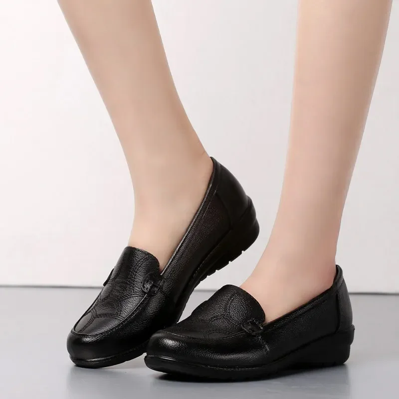 BEYARNEWomen shoes Spring soft soled mother black single shoes leather non-slip casual comfortable middle-aged ladies flat shoes