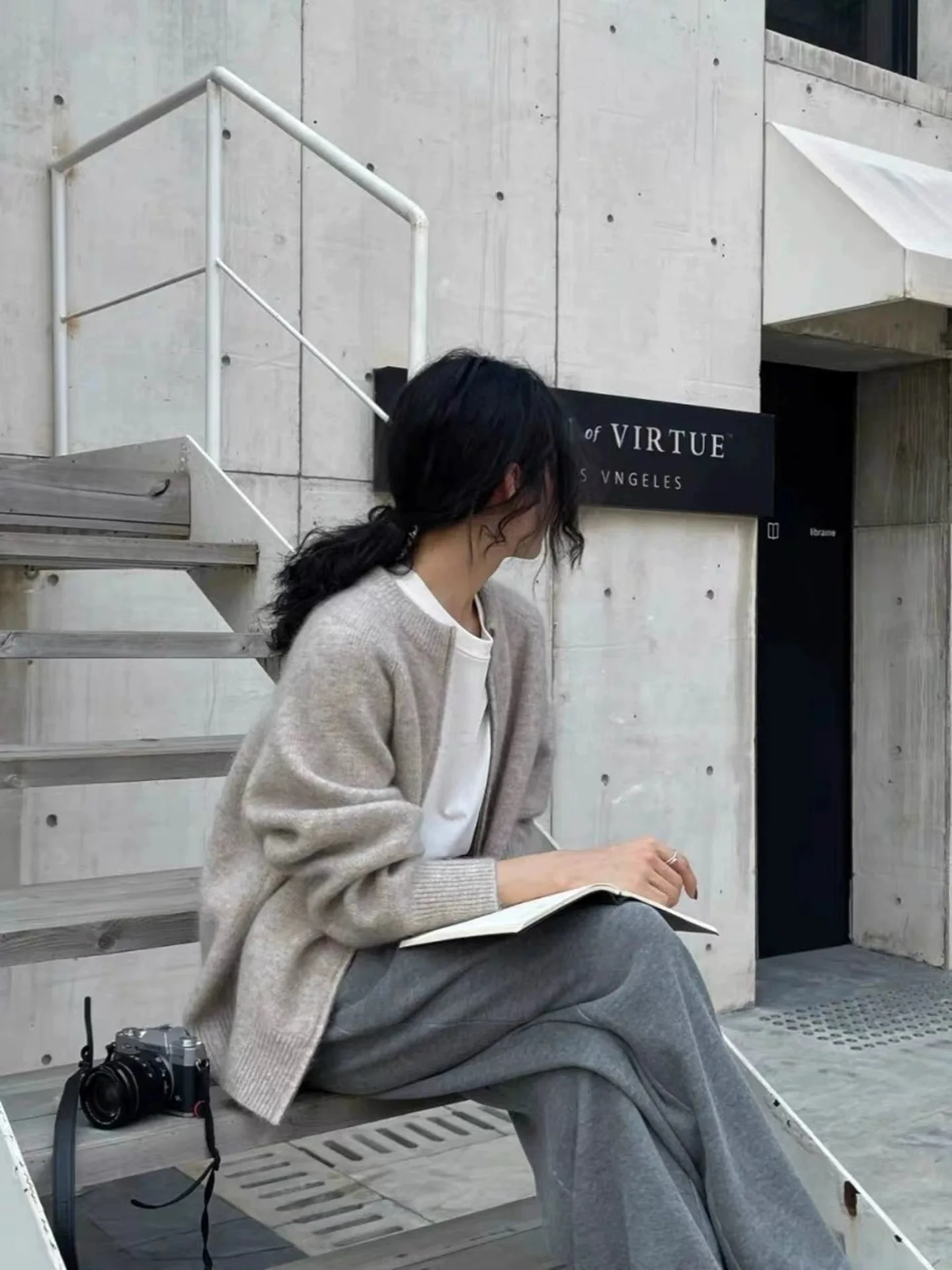 سترة صوفية جديدة لخريف 2025 بسحاب للنساء من الكشمير الخالص سترة سميكة محبوكة أوروبية راقية