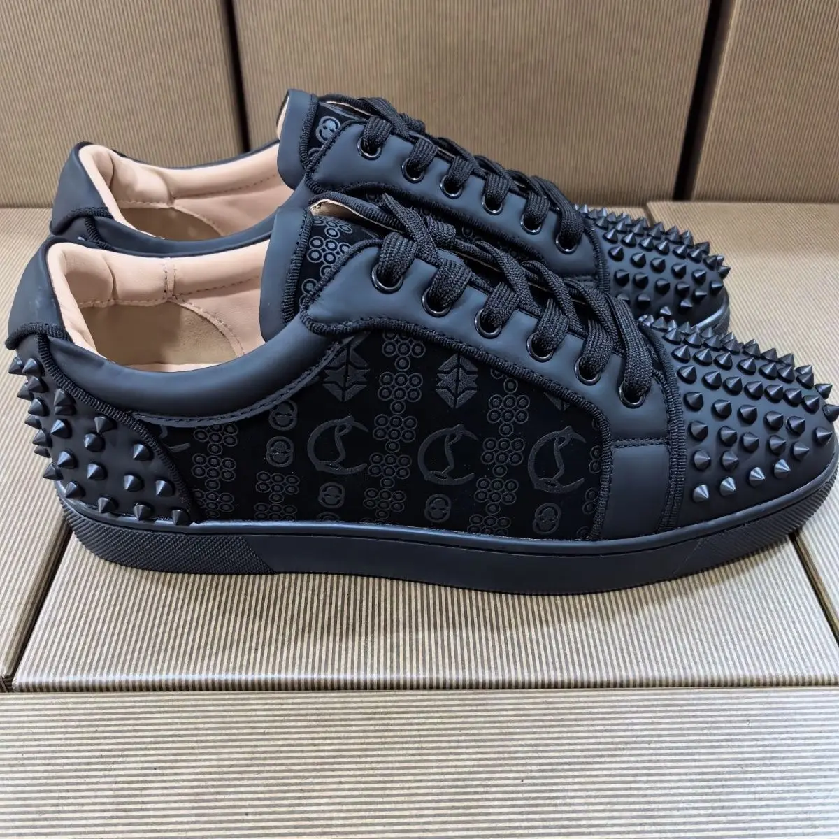 

2025 New Men's Fashion Low-cut Black Rivet Casual Shoes High Street Men's Lace-up Round-headed Casual Shoes with Red Shoes