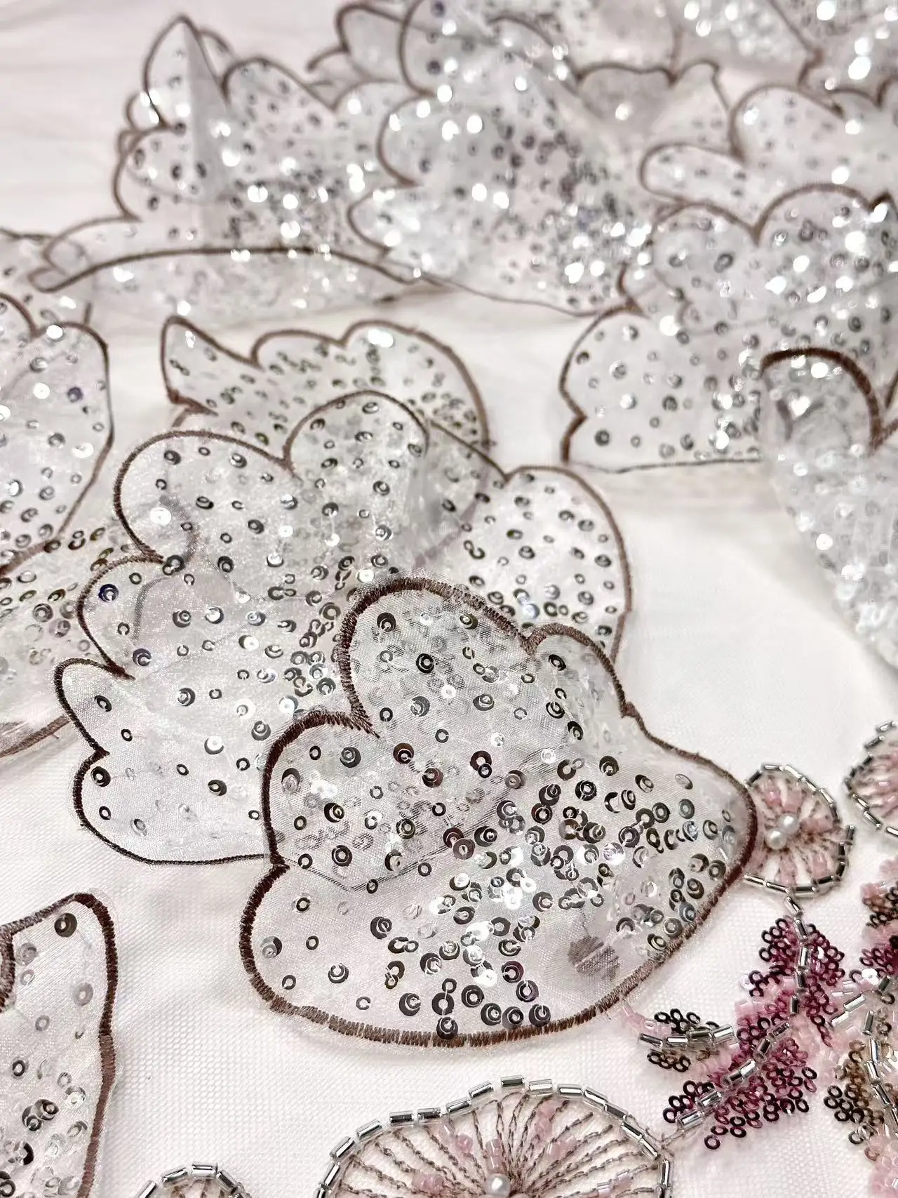 Nuovo tessuto africano di pizzo con perline pesanti 2025 tessuto di tulle francese di pizzo con paillettes nigeriane di alta qualità per abito da cerimonia nuziale SZ1419