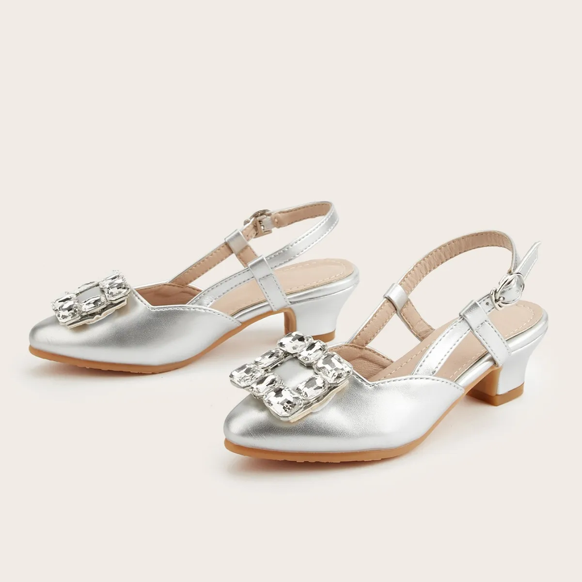 2026 Summer New Girls Sandals Sliver Princess Shoes Pointed Toe Rhinestone Buckle Design Children Wedding Party High Heels Pumps