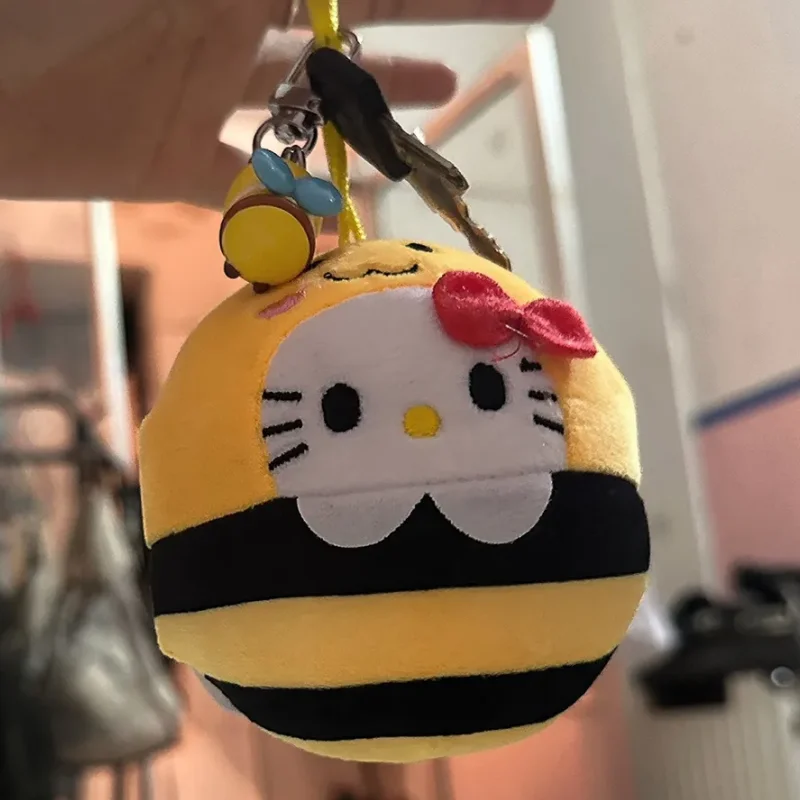 Sanrio Kawaii Hello Kitty peluche jouet mignon abeille série peluche poupée sac à dos pendentif Anime porte-clés fête des filles cadeau d'anniversaire