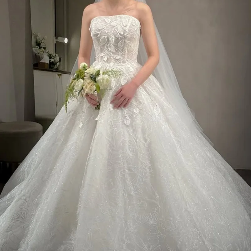 カスタマイズされた光沢のあるレースアイボリーホワイトボールガウンロイヤルウェディングドレス恋人アップリケデカール長袖メイドローブデ