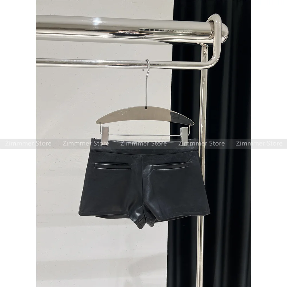 Fashionable niche hot girl low waist Slim hip lift hundred leather shorts female 2024 summer new