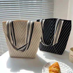 Najnowsze modele Tote Bag Female Knit Bucket Stripe Printed Popularna moda Szydełkowa torba z dzianiny Tote Bag Women Shopping Handbags