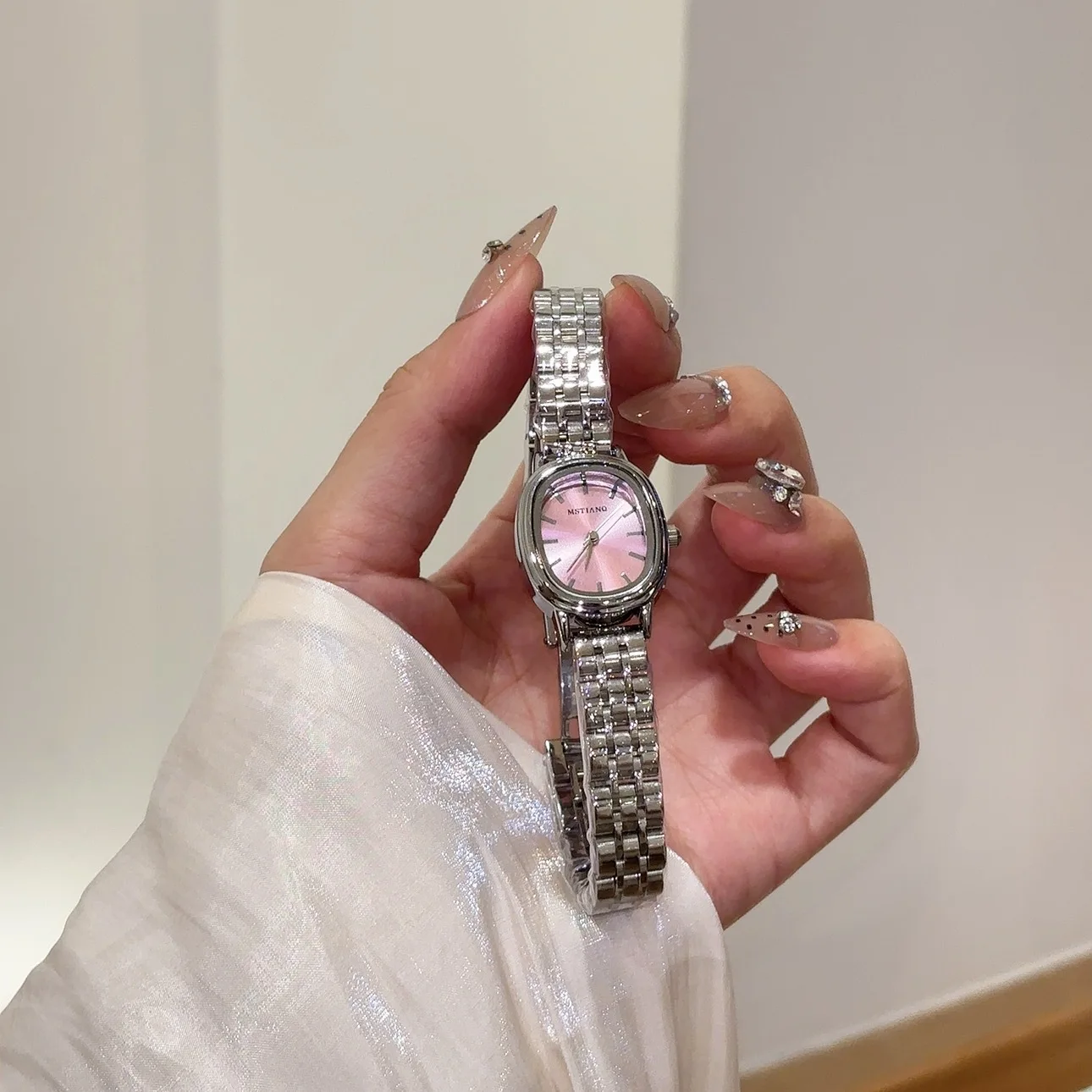 Berühmte Damenuhren mit kleinem ovalem Zifferblatt, Quarzuhr, Studentenmode, koreanische Version, einfache Armbanduhren, luxuriöses Geschenk. – Detail 3