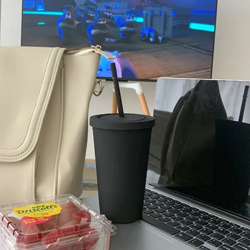 Copo de palha de plástico de camada dupla, cor doce, copo de café, plástico fosco, prático, fácil de transportar, chaleira de palha, garrafa esportiva