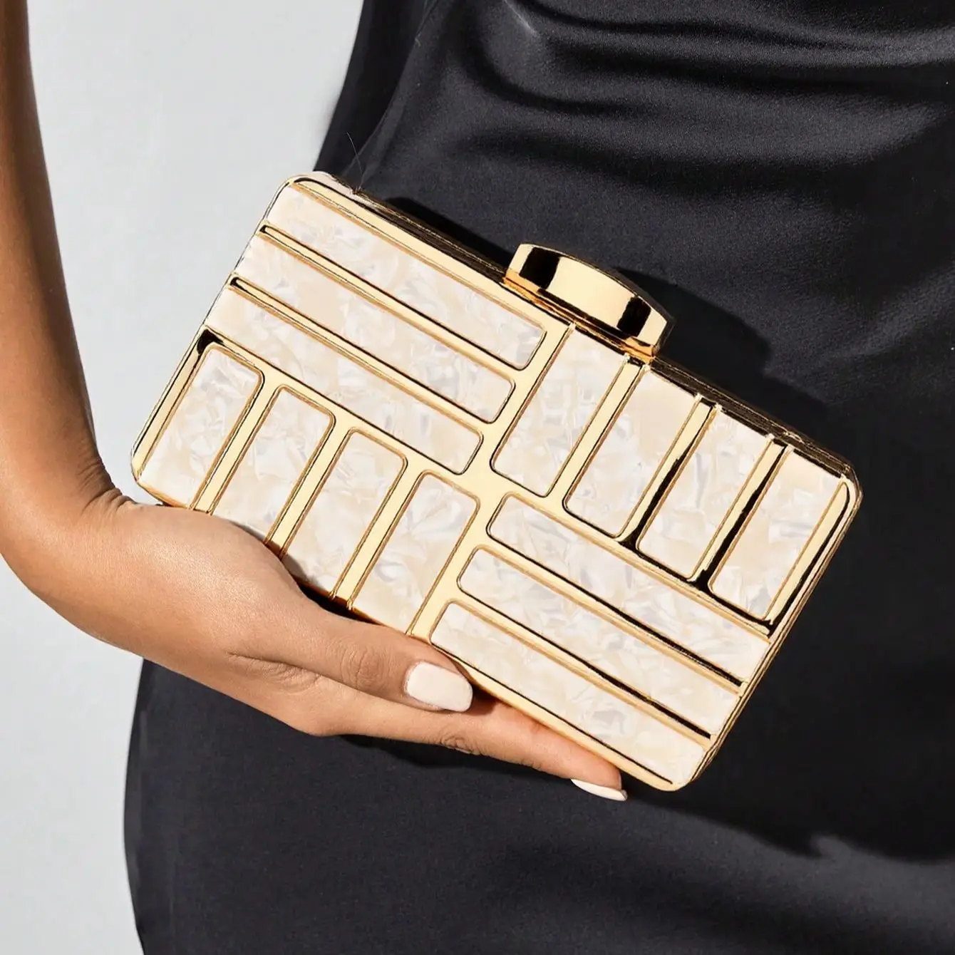White Color Women Metal Chain Shoulder Evening Bags Acrylic Hollow Out Style  Glitter Lady Clutch Bags Flap Fashion Wedding Hold