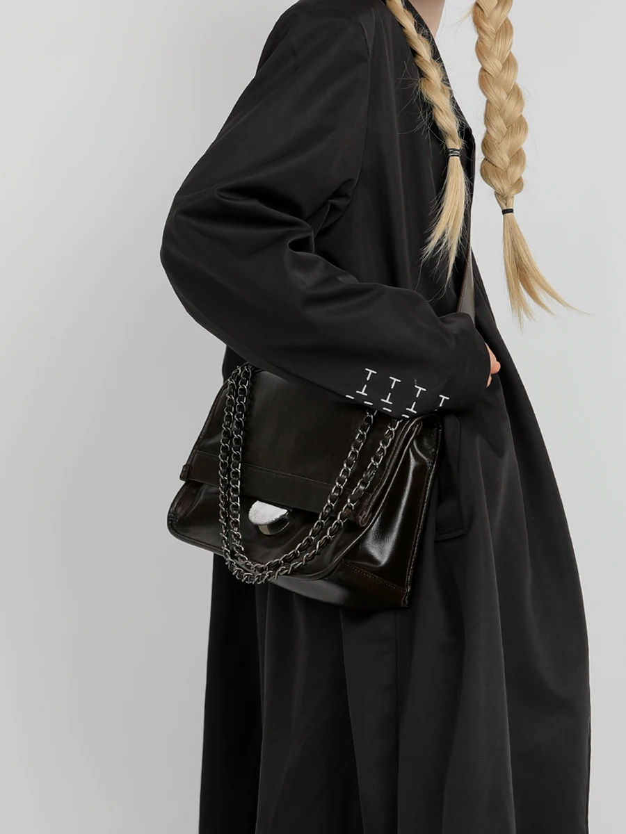 

Wood River Card Large Capacity Fashionable Soft Leather Chain Crossbody Bag for Commuting Retro Motorcycle Style Tote Bag