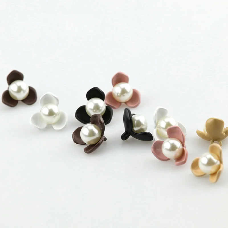 로터스 핸드 필 스프레이 페인트 헤어 액세서리 장식 버튼, 절묘한 금속 버튼 클로버, 로트 당 20 개, 15mm 도매, N169