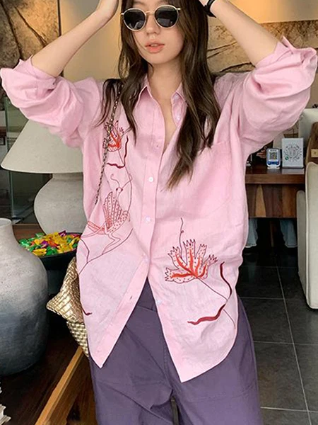 Różowy haftowany fartuch z unikalnym, luksusowym wykończeniem, idealny na letnie dojazdy do pracy, luźny krój, długi rękaw, kołnierzyk, średniej długości fartuch.