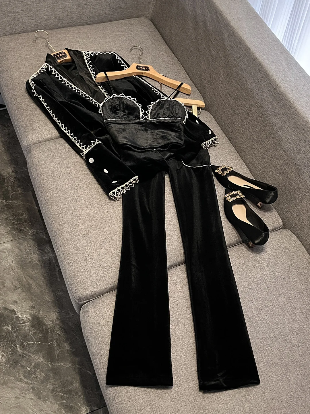 

Корейский бархатный костюм-джат с топом на бретелях и прямыми брюками, комплект из футболки Small Fraance Sle, дизайн из бисера