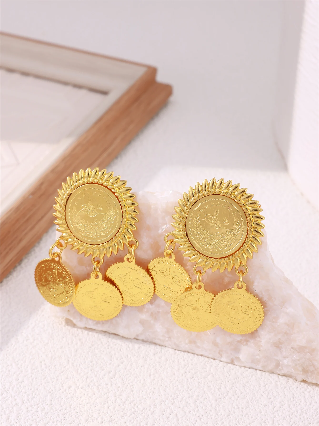 Round Coin Shaped Corsage Brooch Demure And Elegant Moroccan Wedding Banquets Festival Event Accessories