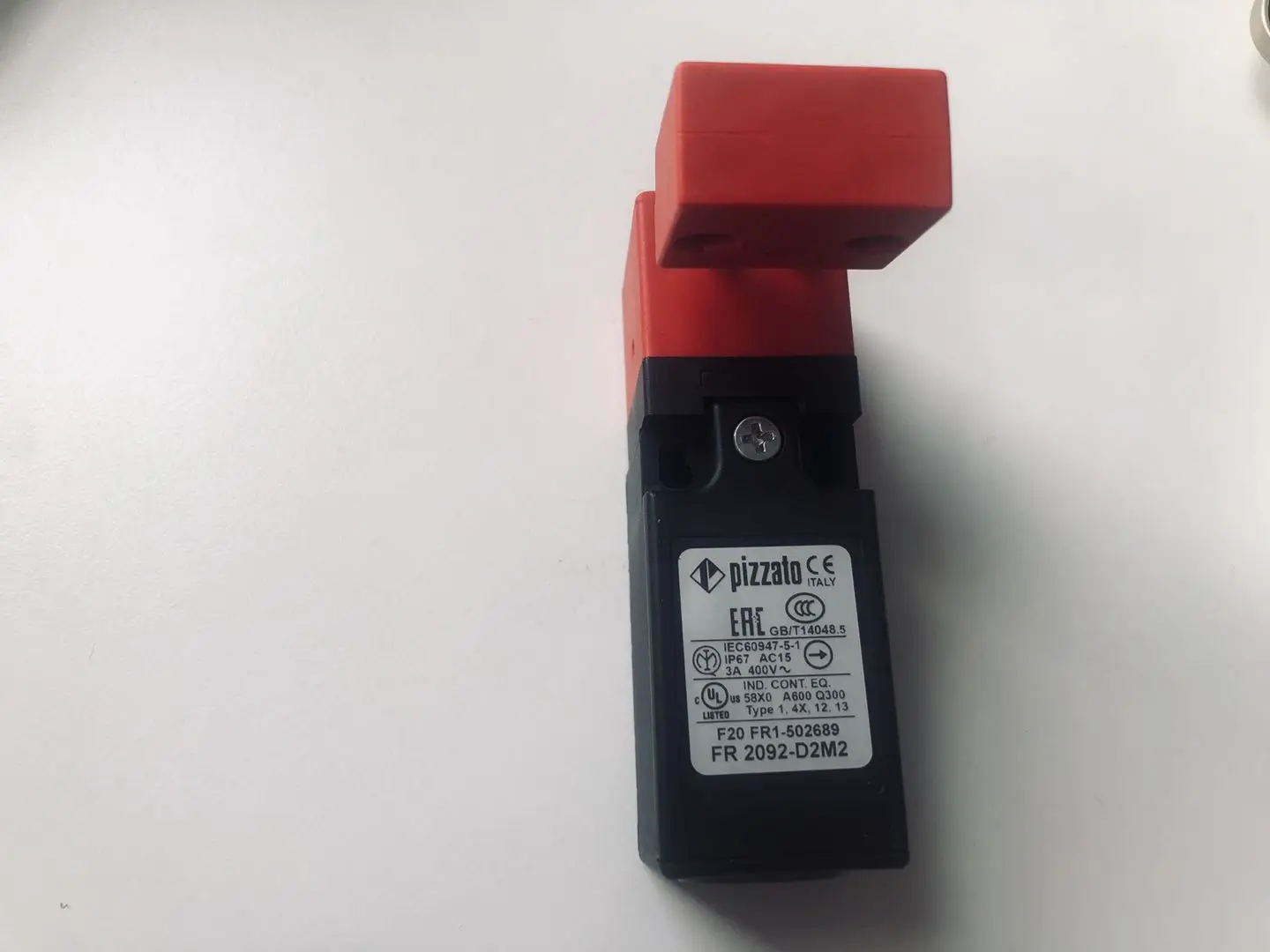 New original Pizzato safety door switch contains key FR 2092-D2M2