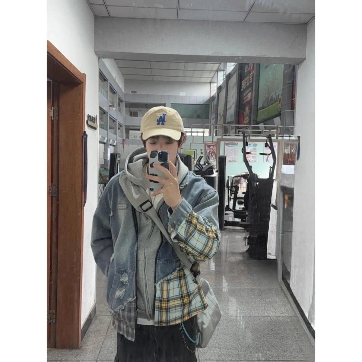 

Модная джинсовая куртка в стиле ретро с асимметричным клетчатым узором и эффектом потертости, унисекс, из полиэстера, тренд INS