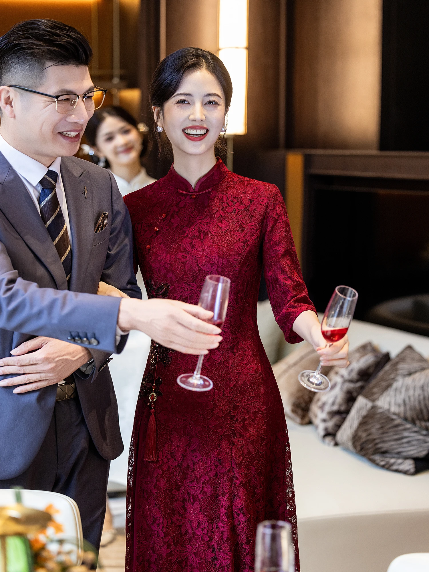 

Новая коллекция: Элегантное кружевное свадебное платье с вышивкой и пайетками для мамы. Осенне-зимняя коллекция.