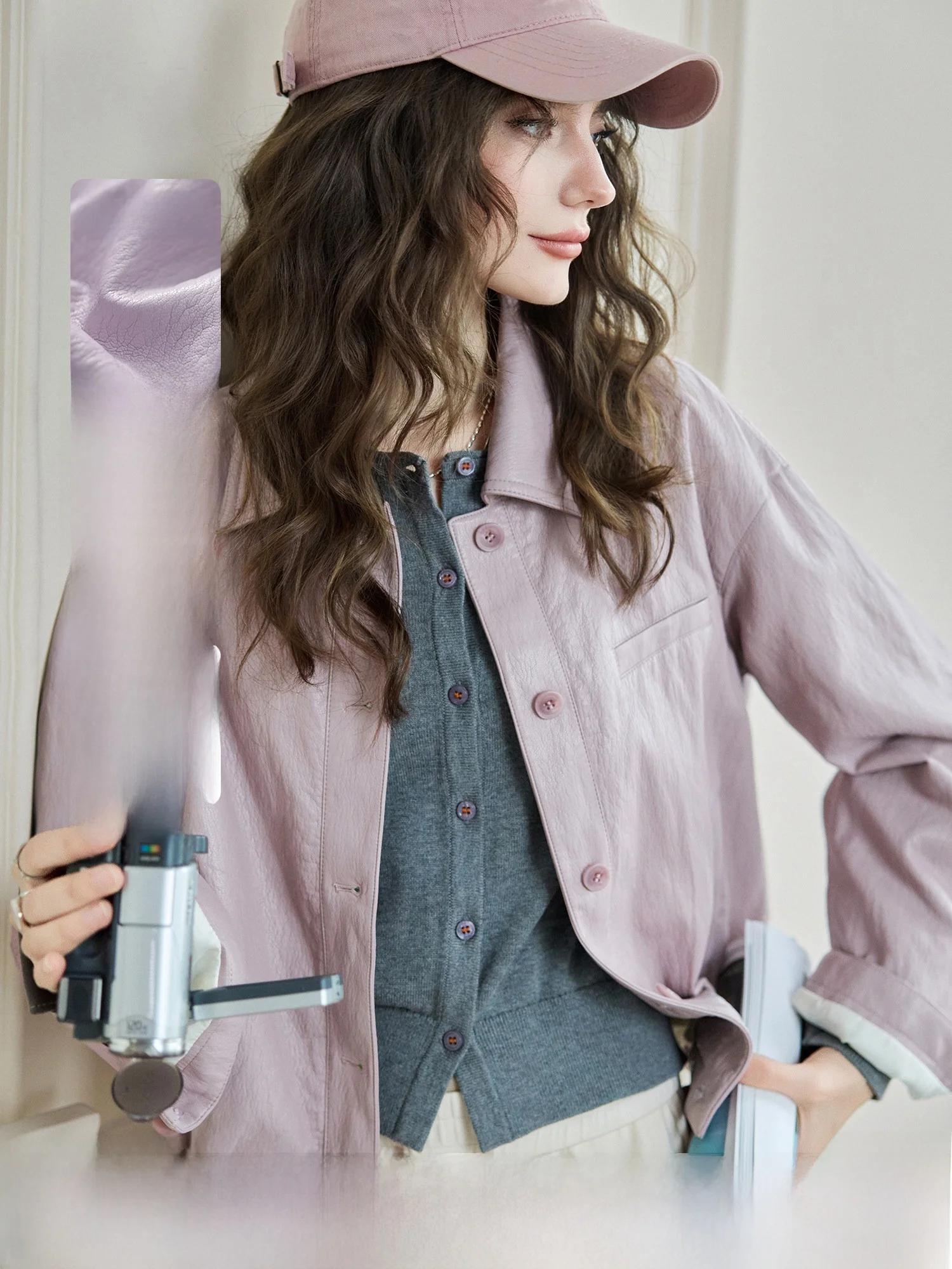 

Весенняя модная короткая кожаная куртка для женщин в стиле Детройт, с текстурой Pumpkin Valley, простой дизайн, молодежная, для повседневной носки, ветрозащитная.