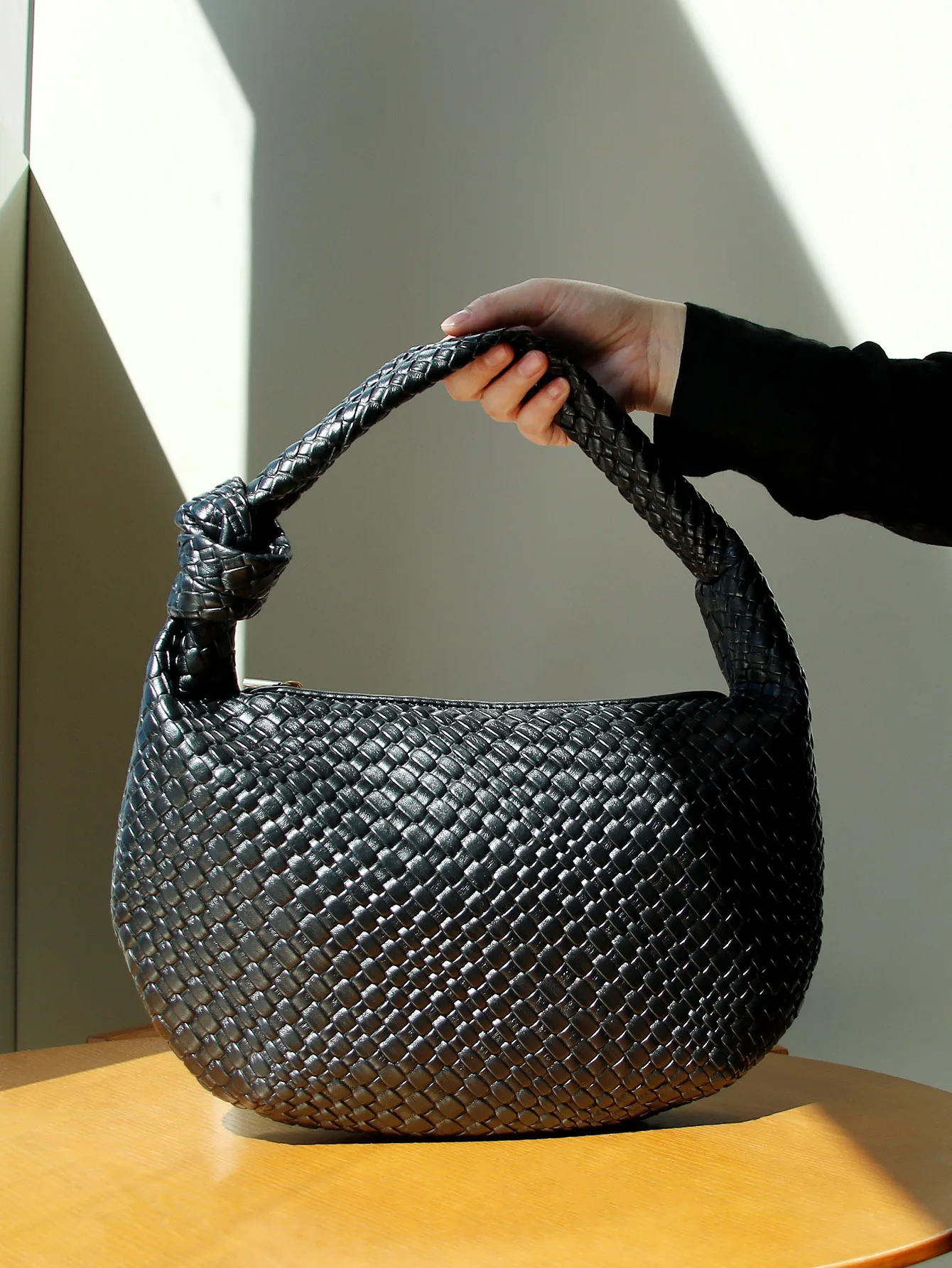 High-end woven women's bag 2024 fashionable new versatile women's handbag One-shoulder armpit knotted unique niche design retro