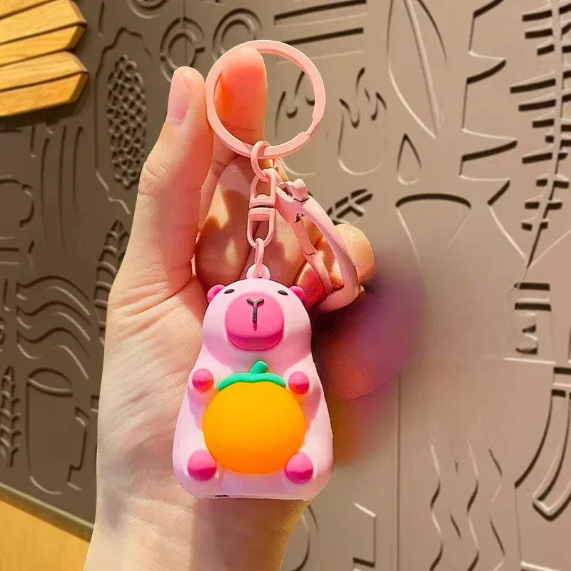 لطيف كابيبارا أنيمي الإضاءة في الظلام لعبة Kawaii لطيف دمية صغيرة ضوء دافئ كيرينغ الإبداعية مضيئة كابيبارا المفاتيح 2025