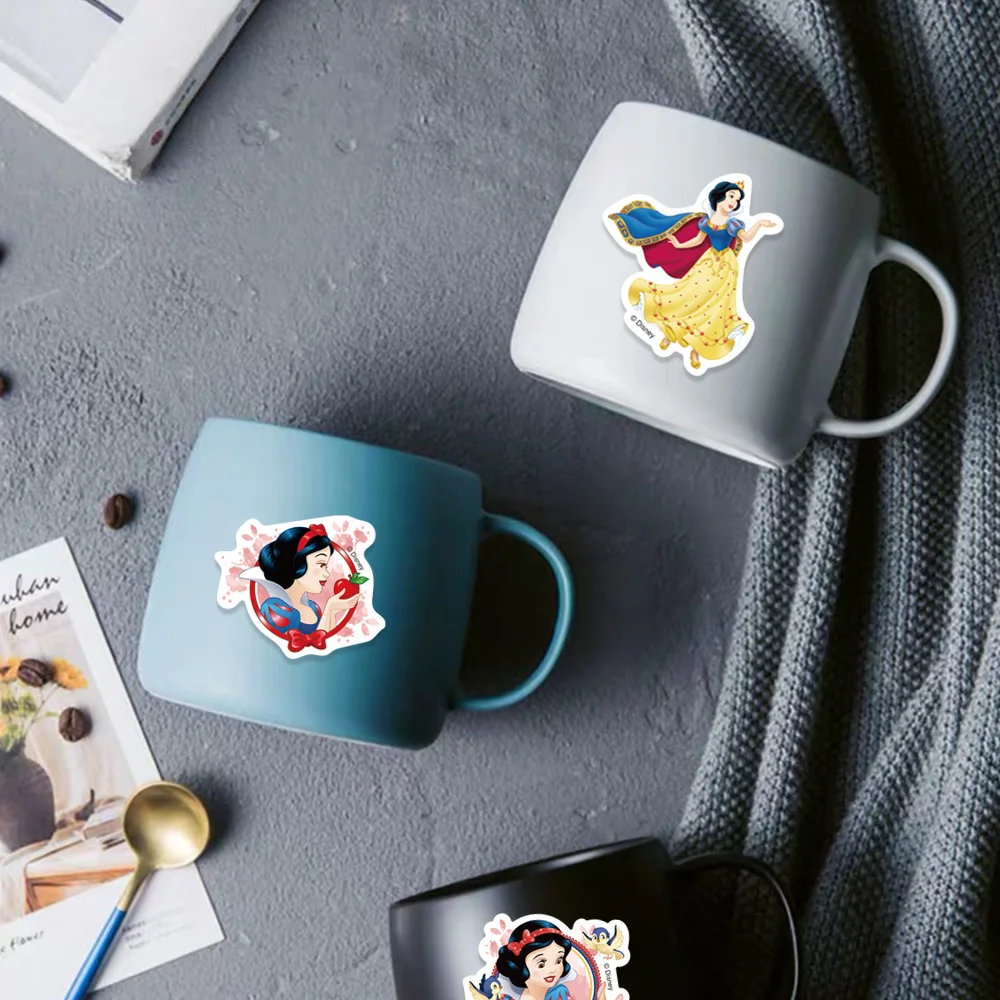 مجموعة ملصقات ديزني 50 قطعة من ملصقات الرسوم المتحركة سنو وايت لأجهزة الكمبيوتر المحمول والأمتعة ولوح التزلج الكلاسيكي الممتع للهدايا والمذكرات