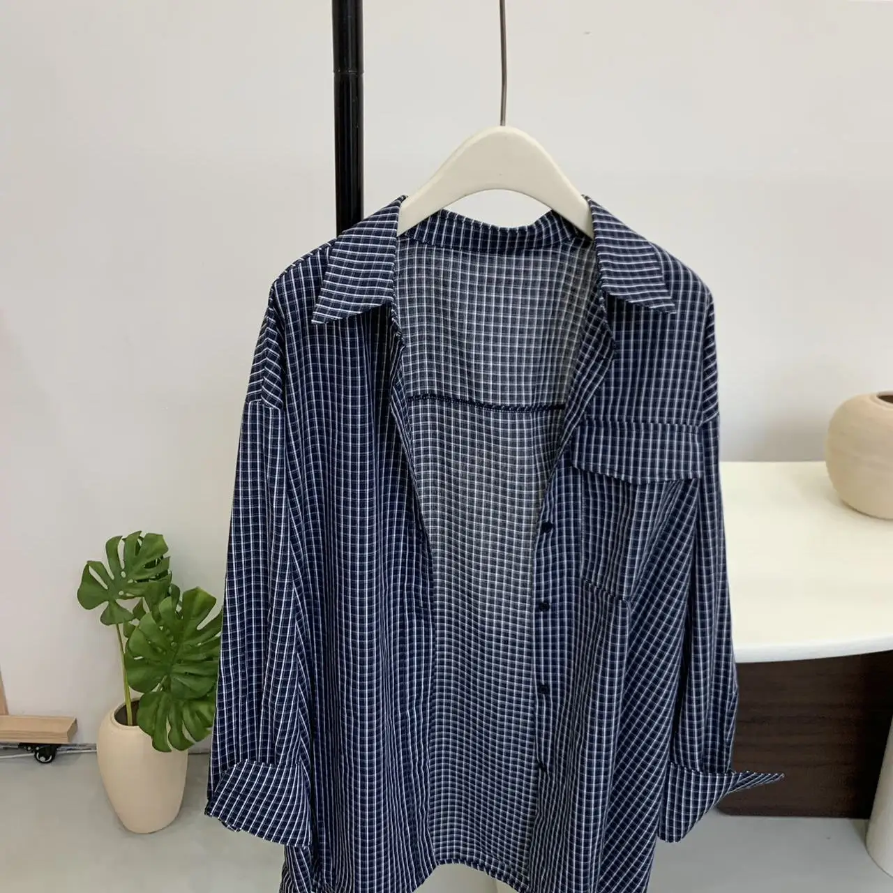 

Дизайнерская клетчатая рубашка для женщин: свободный крой, эффект стройности, средней длины, рубашка-куртка, верхняя одежда, повседневная летняя мода