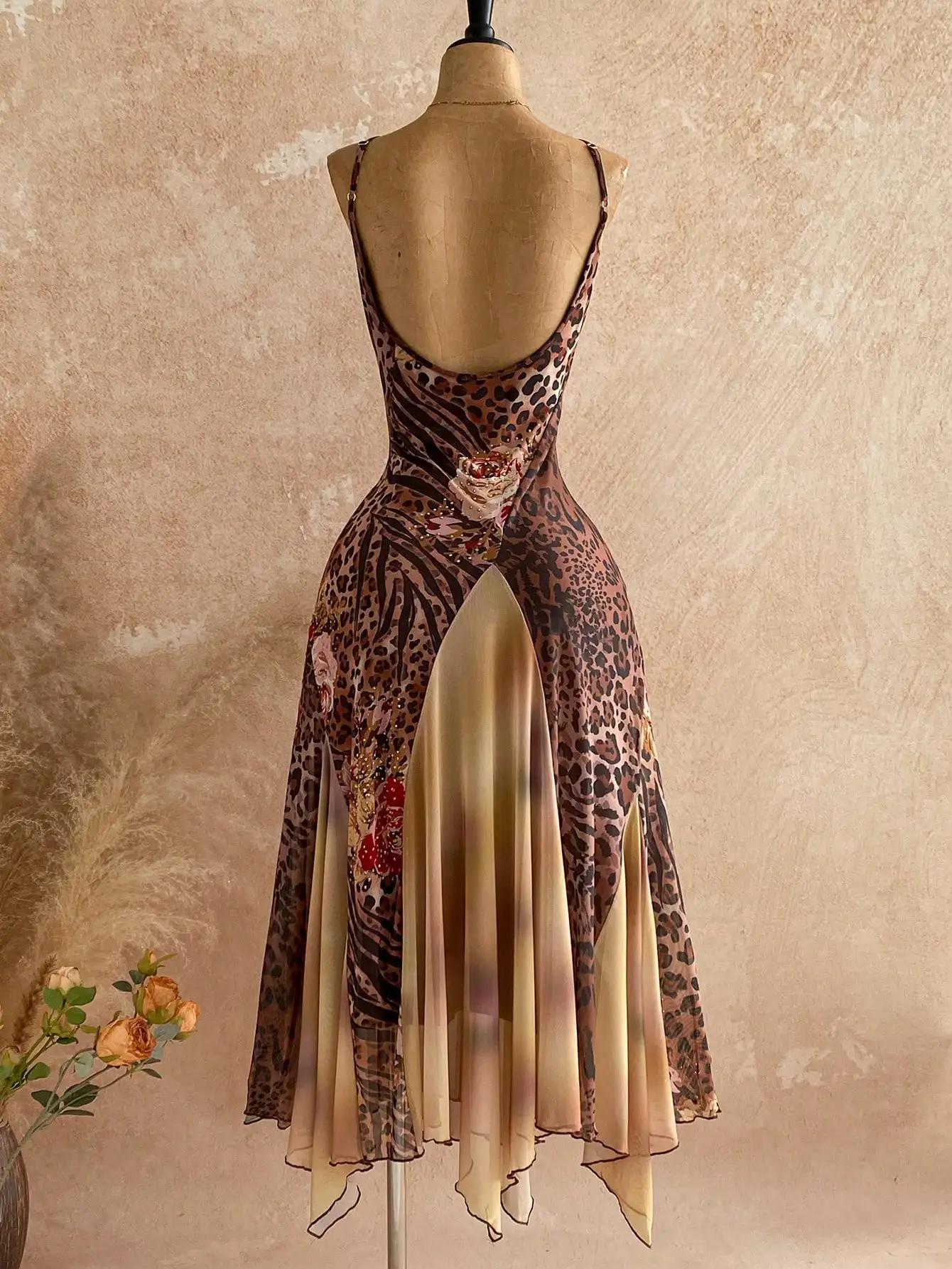 

Асимметричное богемное платье с леопардовым принтом и цветочным узором, украшенное стразами